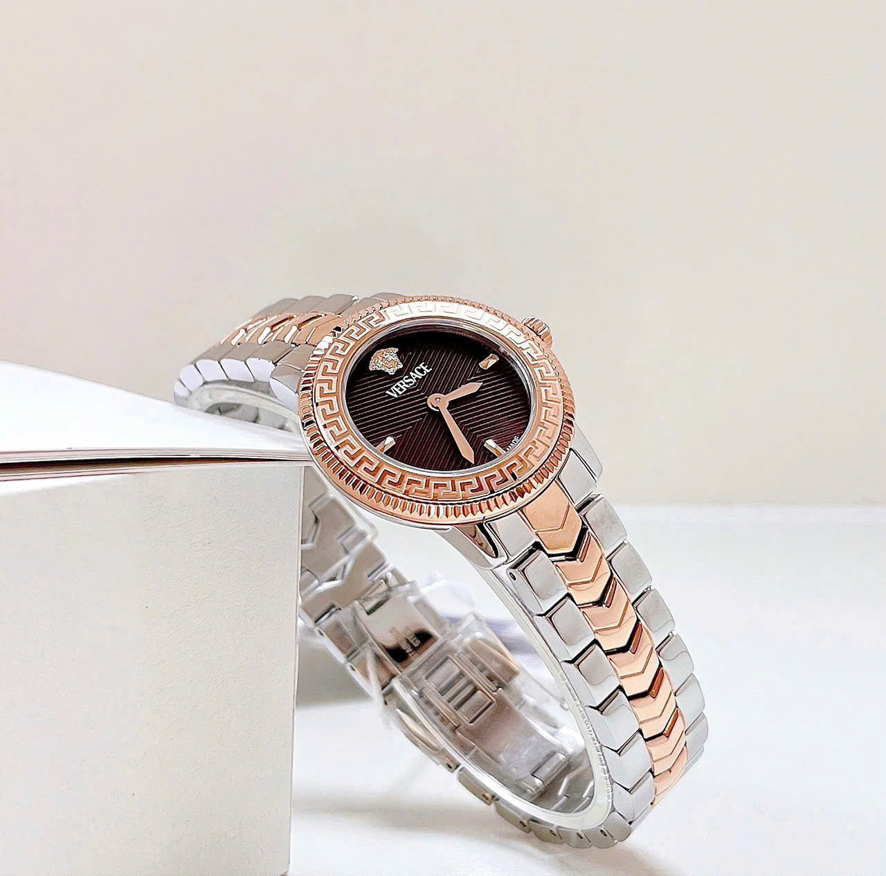 Đồng Hồ Nữ Versace V-Icon Quartz Brown Dial VEUCA0624 – Vẻ Đẹp Sang Trọng Chuẩn Swiss Made