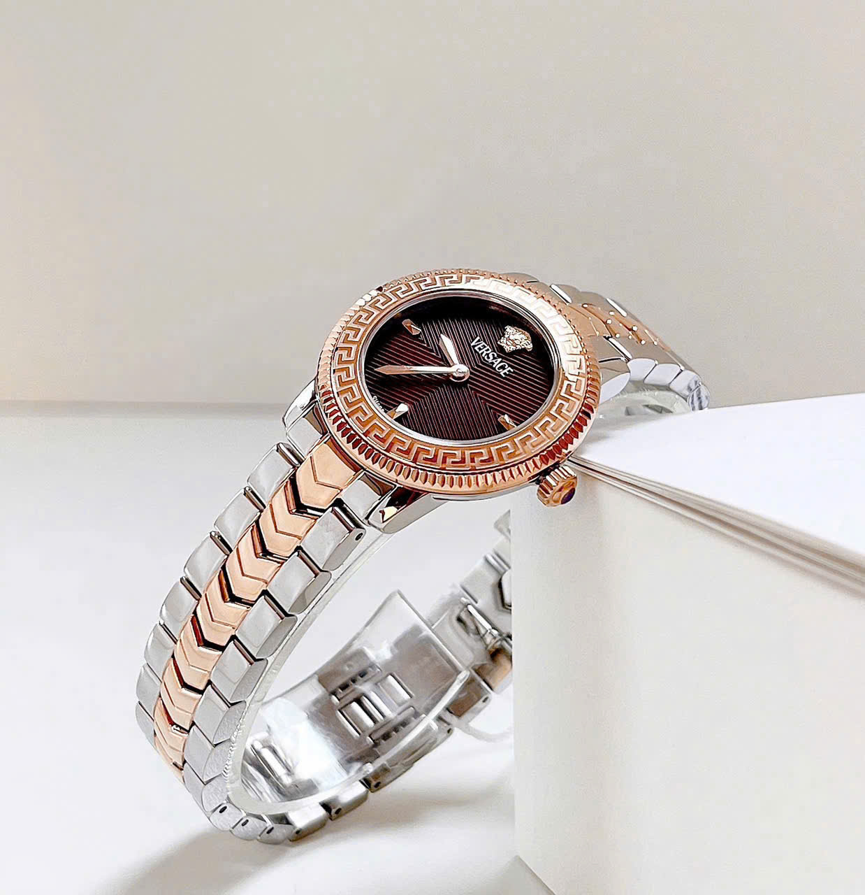 Đồng Hồ Nữ Versace V-Icon Quartz Brown Dial VEUCA0624 – Vẻ Đẹp Sang Trọng Chuẩn Swiss Made