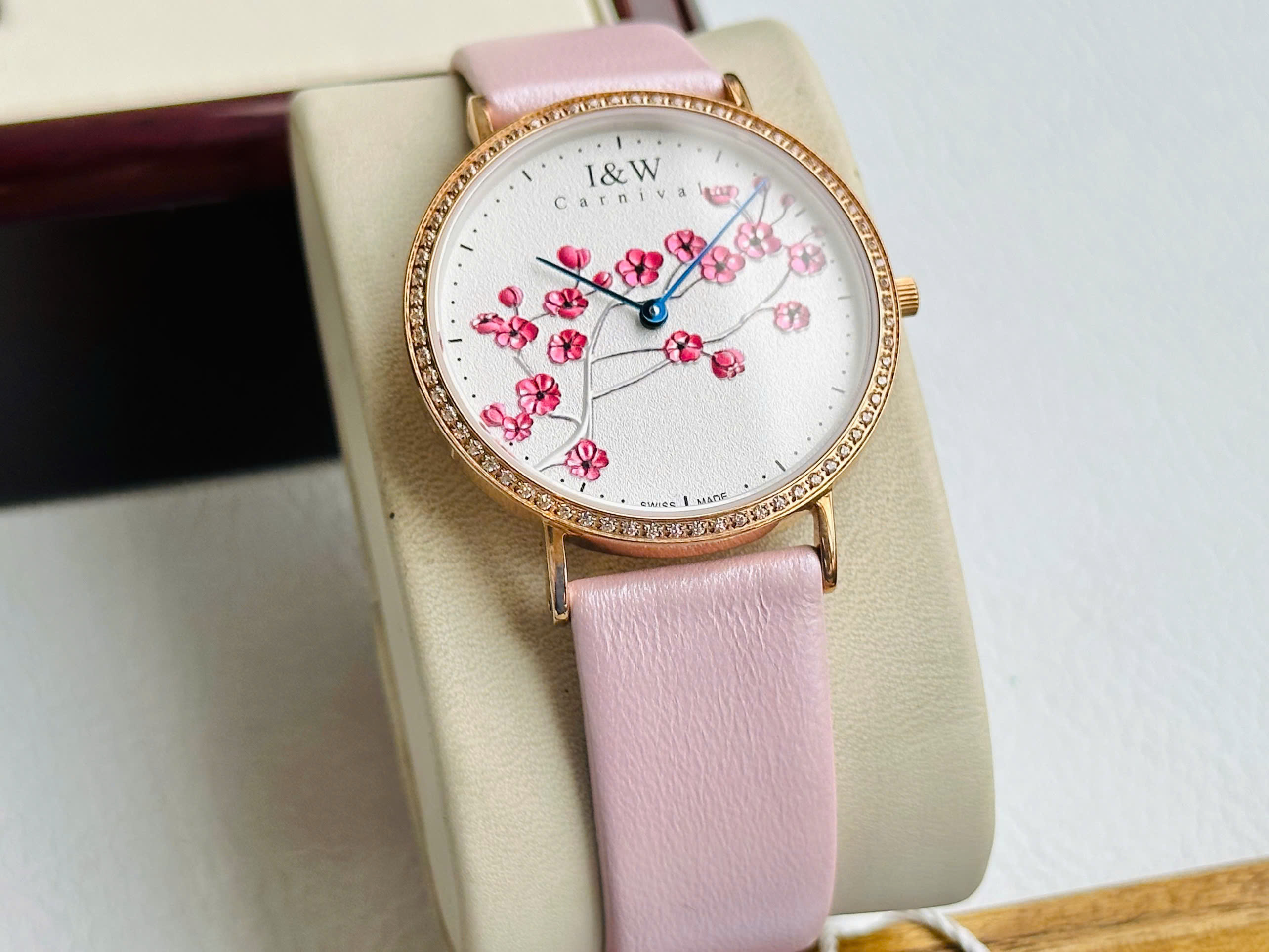 Đồng Hồ Nữ I&W Carnival 3002L3 – Vẻ Đẹp Hoa Anh Đào Thanh Lịch, Máy Quartz Thụy Sĩ, Kính Sapphire