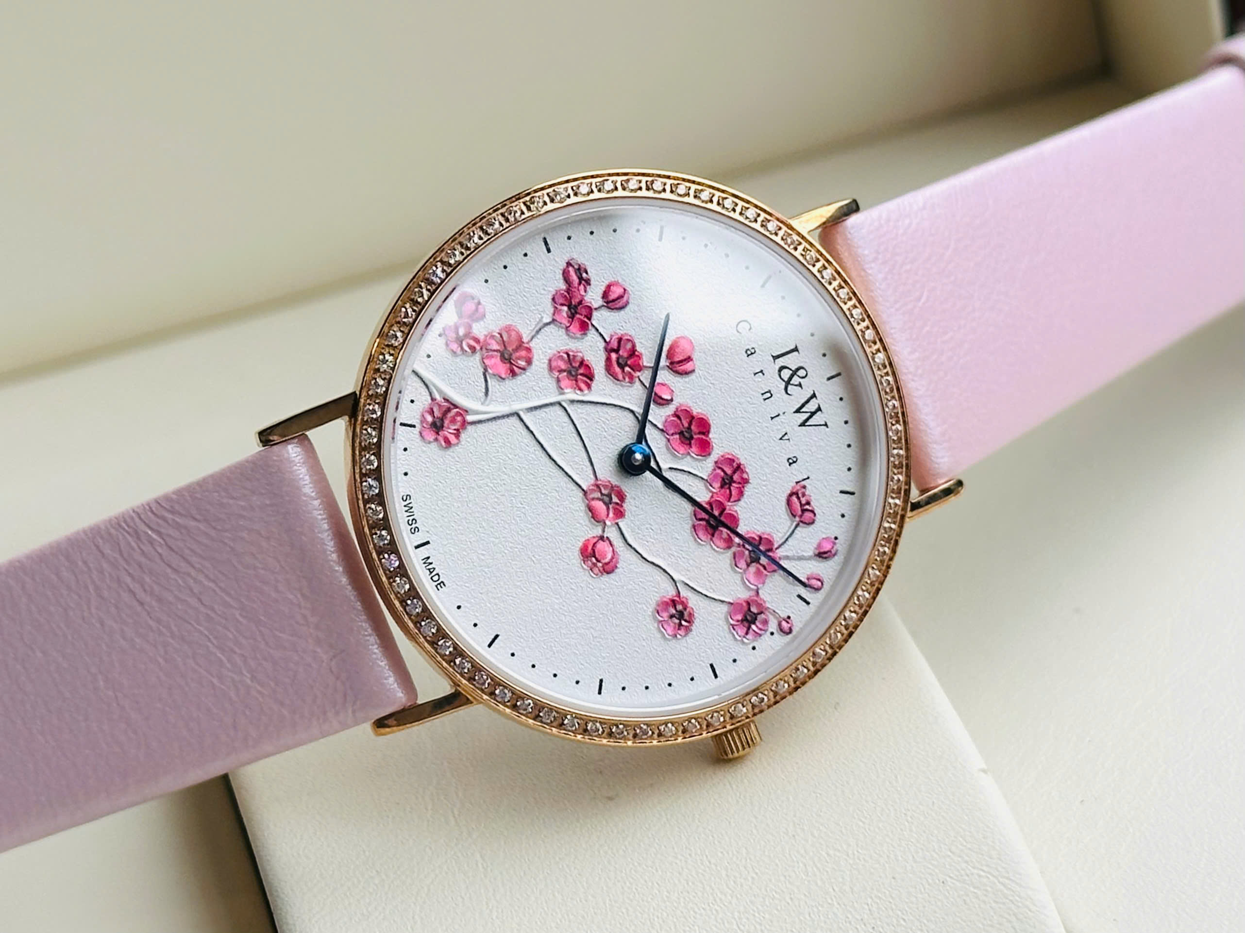 Đồng Hồ Nữ I&W Carnival 3002L3 – Vẻ Đẹp Hoa Anh Đào Thanh Lịch, Máy Quartz Thụy Sĩ, Kính Sapphire