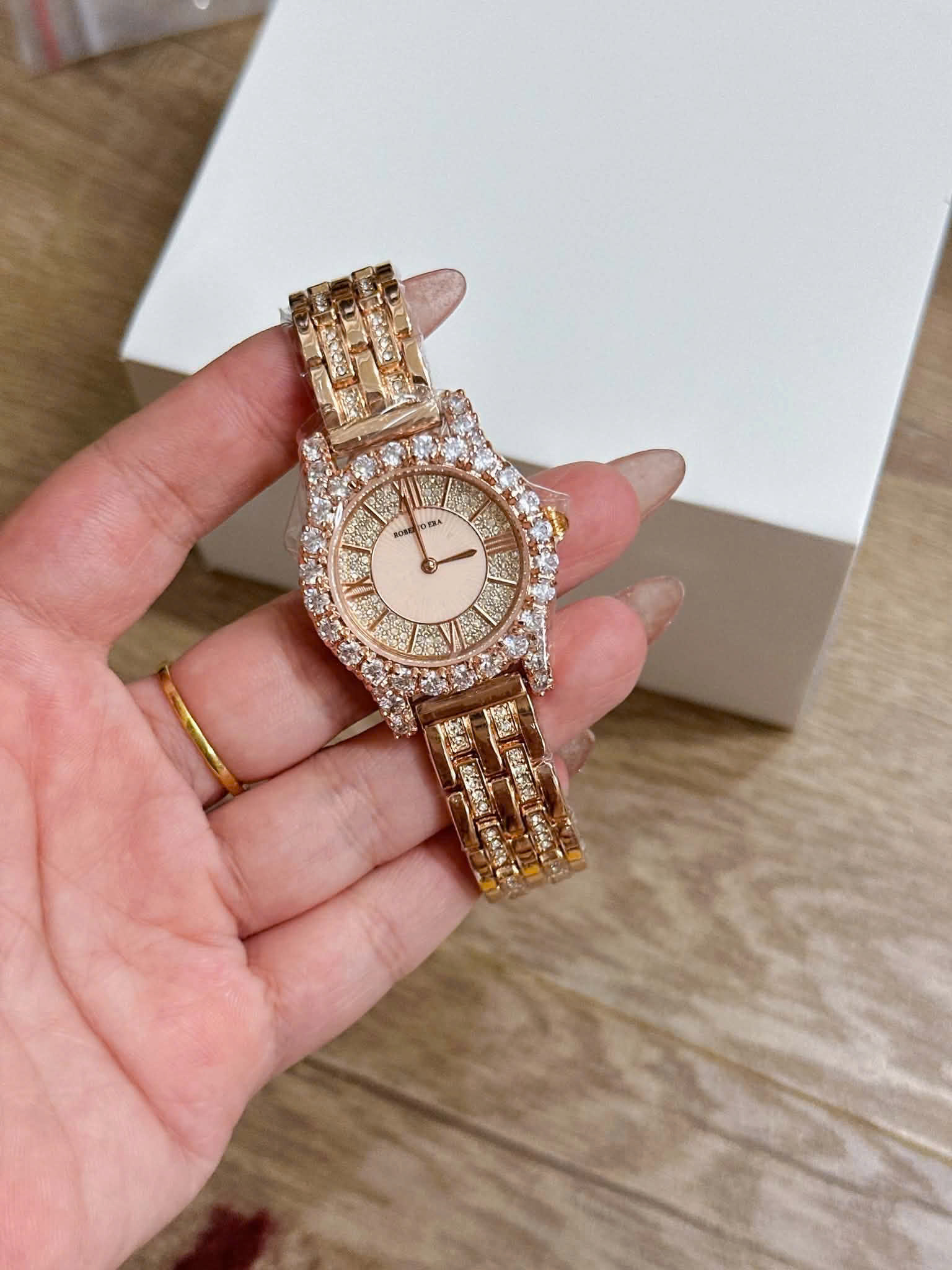 Đồng hồ Roberto Era – Mảnh ghép hoàn hảo cho mọi outfit thanh lịch