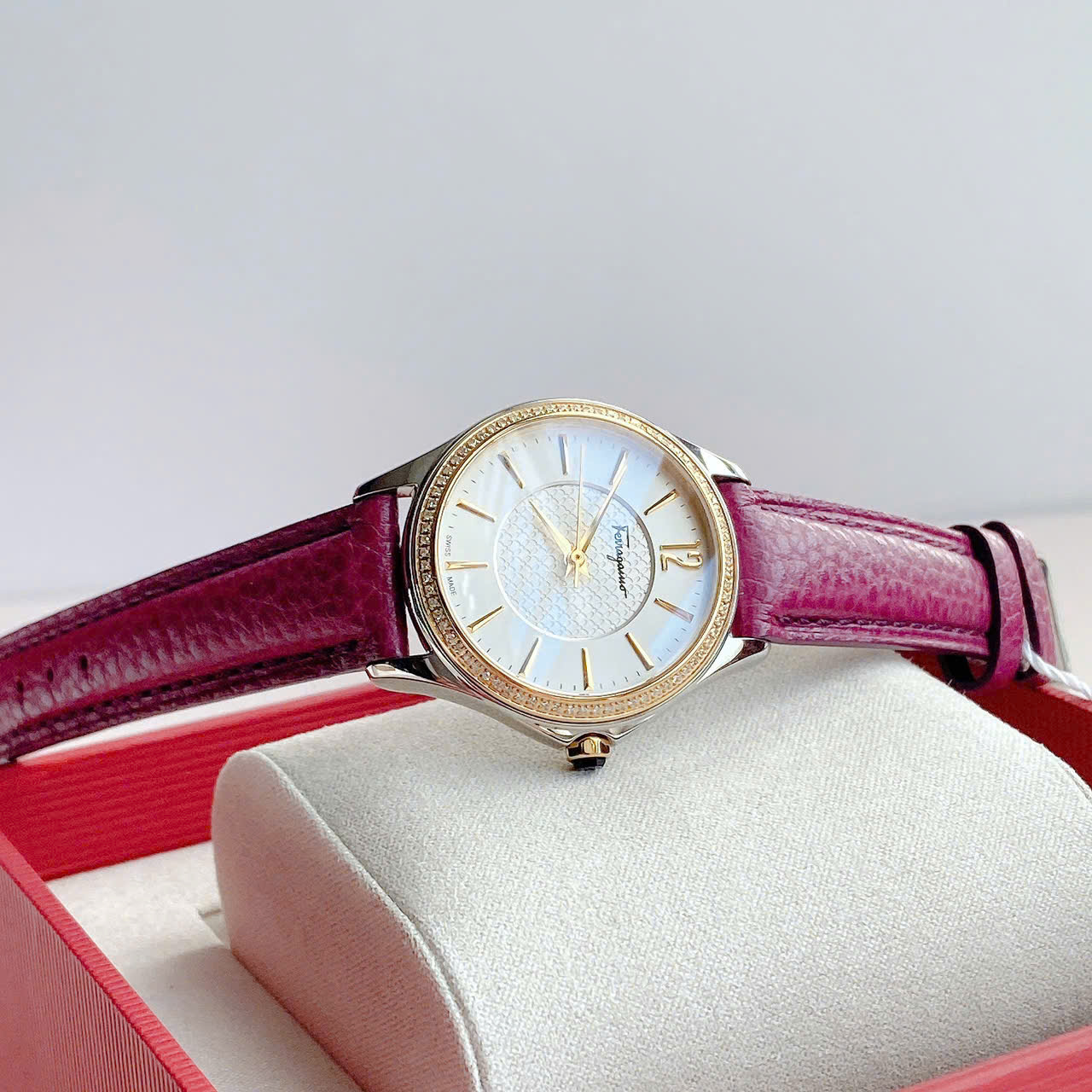 Đánh Giá Đồng Hồ Salvatore Ferragamo Time FFV030016 – Vẻ Đẹp Thanh Lịch Chuẩn Ý, Viền Kim Cương Sang Trọng Và Chất Nữ Tính Rất Riêng