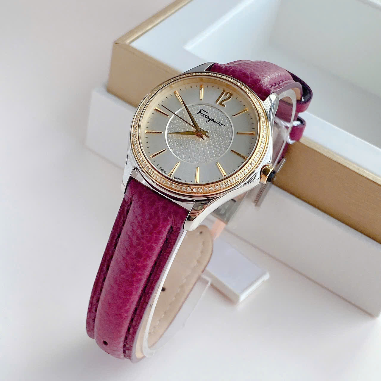 Đánh Giá Đồng Hồ Salvatore Ferragamo Time FFV030016 – Vẻ Đẹp Thanh Lịch Chuẩn Ý, Viền Kim Cương Sang Trọng Và Chất Nữ Tính Rất Riêng