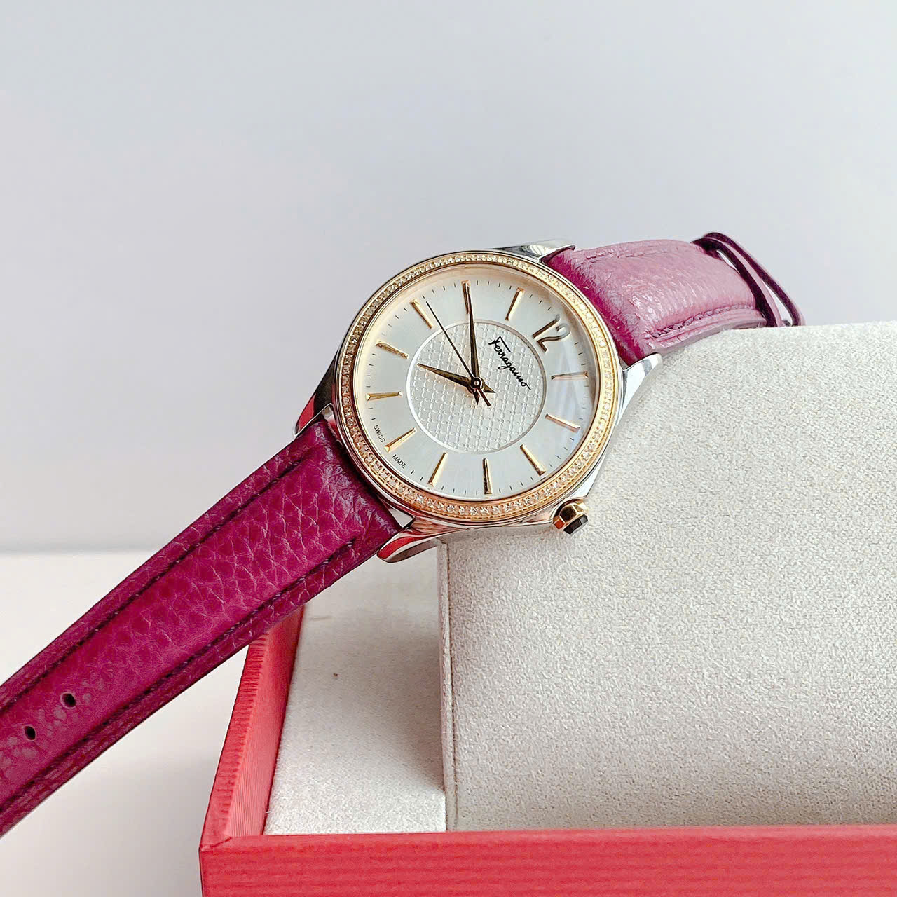 Đánh Giá Đồng Hồ Salvatore Ferragamo Time FFV030016 – Vẻ Đẹp Thanh Lịch Chuẩn Ý, Viền Kim Cương Sang Trọng Và Chất Nữ Tính Rất Riêng