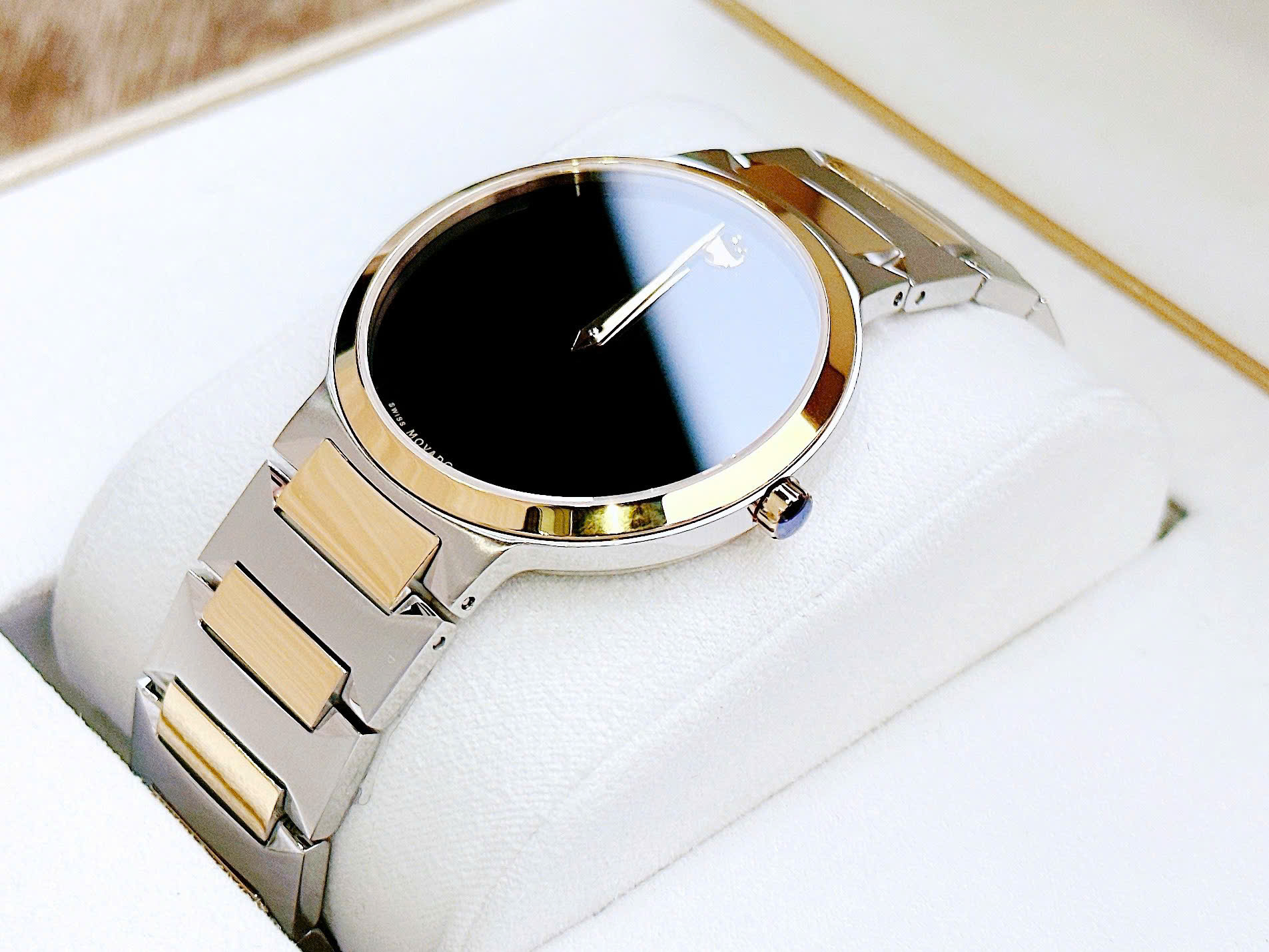 Đánh Giá Đồng Hồ Movado Temo Men’s Demi 0607293 – Thiết Kế Tối Giản Sang Trọng, Viền Vàng PVD Cao Cấp, Kính Sapphire Chuẩn Dress Watch