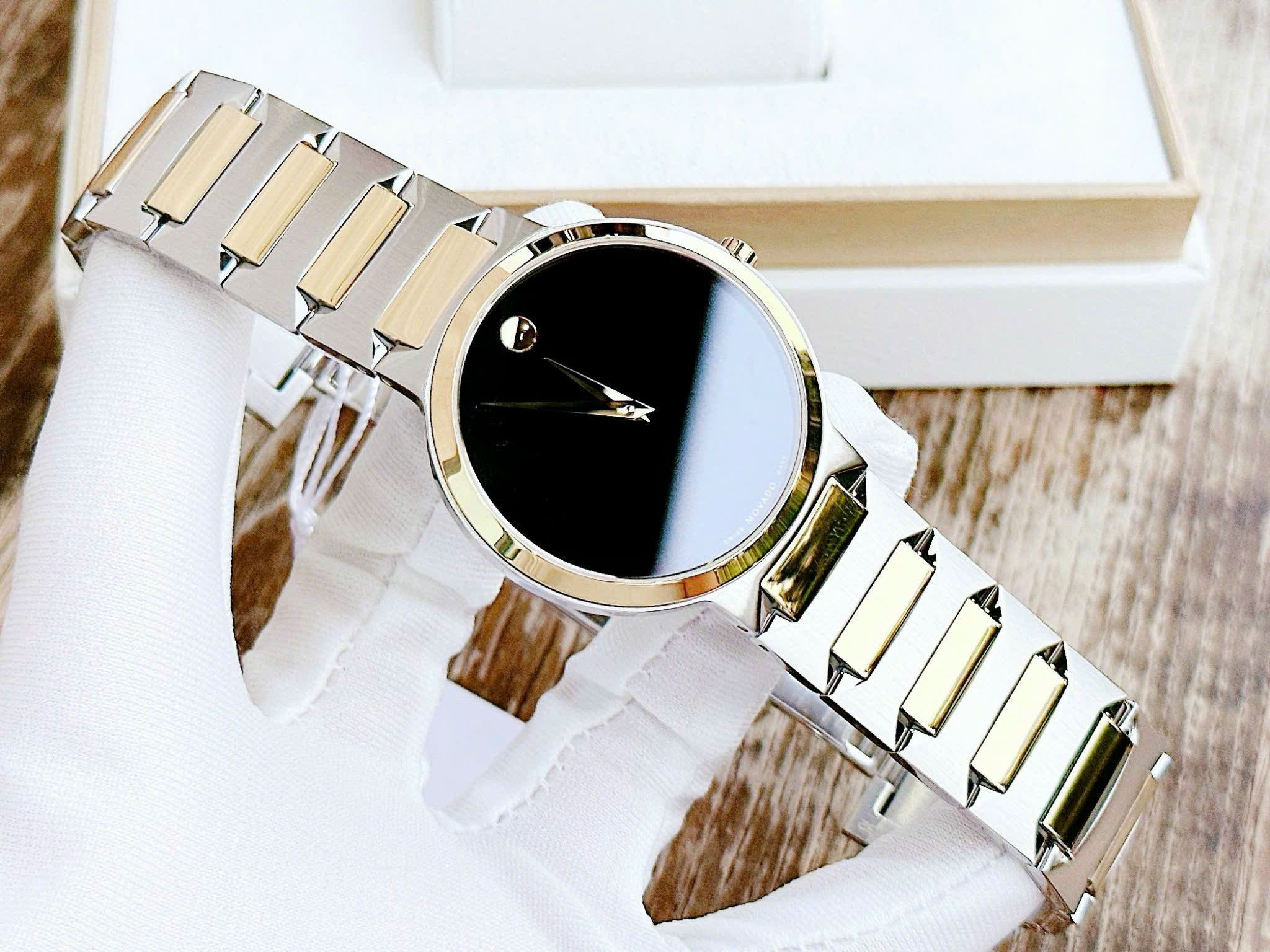 Đánh Giá Đồng Hồ Movado Temo Men’s Demi 0607293 – Thiết Kế Tối Giản Sang Trọng, Viền Vàng PVD Cao Cấp, Kính Sapphire Chuẩn Dress Watch