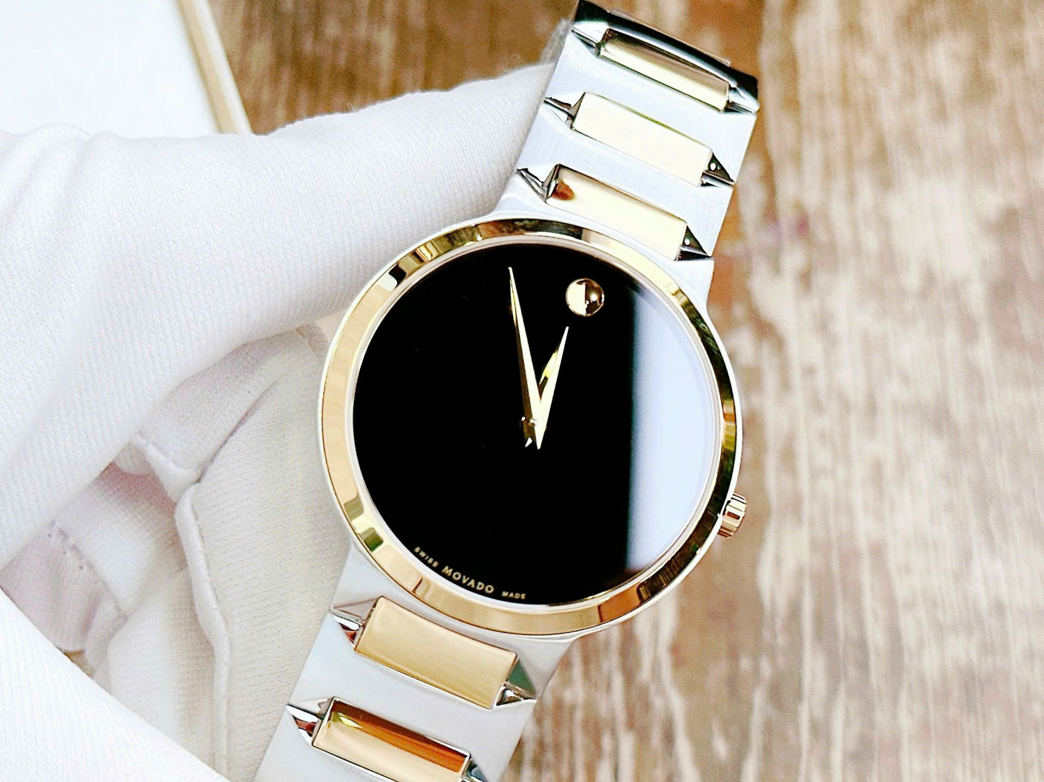 Đánh Giá Đồng Hồ Movado Temo Men’s Demi 0607293 – Thiết Kế Tối Giản Sang Trọng, Viền Vàng PVD Cao Cấp, Kính Sapphire Chuẩn Dress Watch