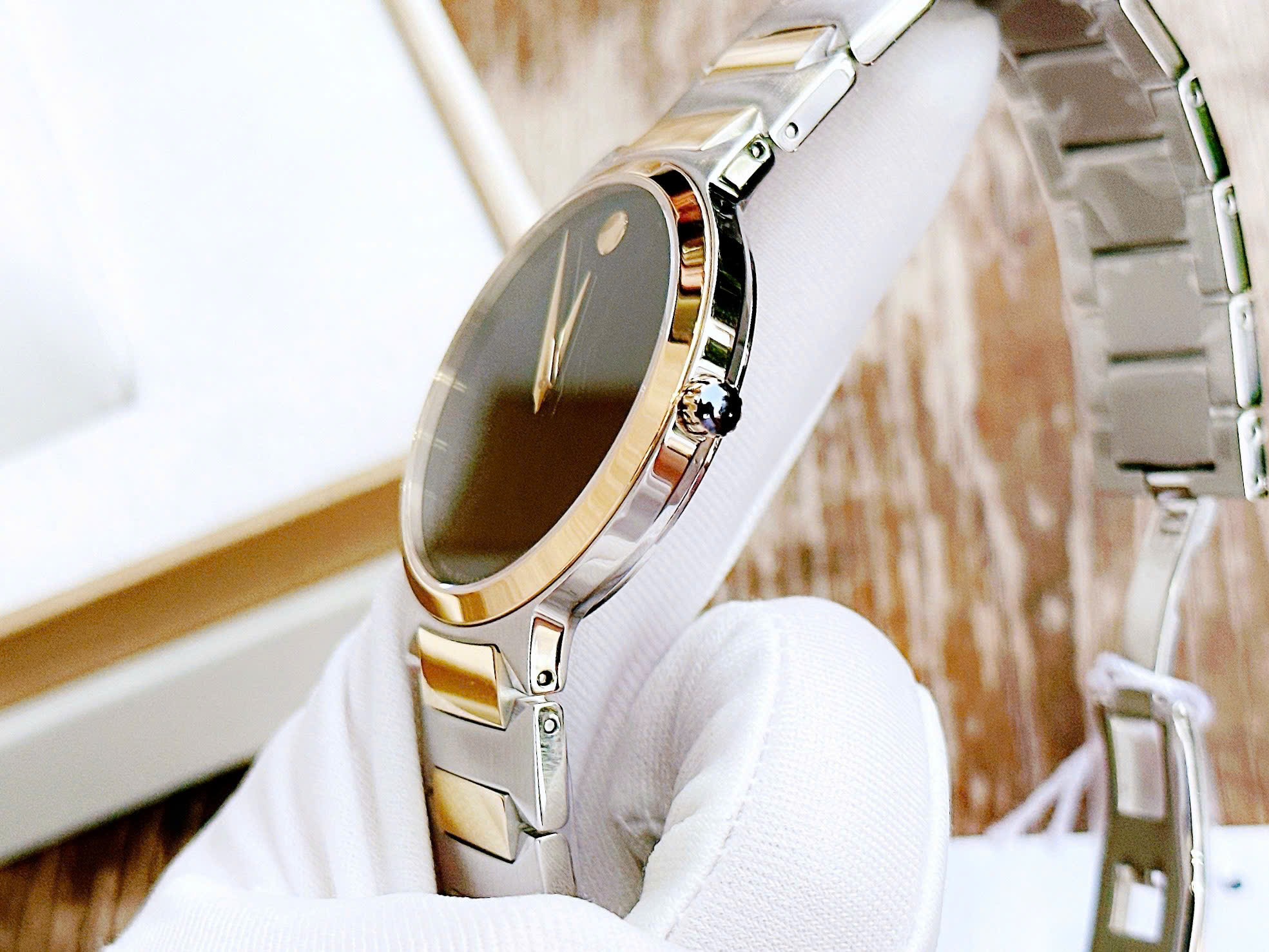 Đánh Giá Đồng Hồ Movado Temo Men’s Demi 0607293 – Thiết Kế Tối Giản Sang Trọng, Viền Vàng PVD Cao Cấp, Kính Sapphire Chuẩn Dress Watch