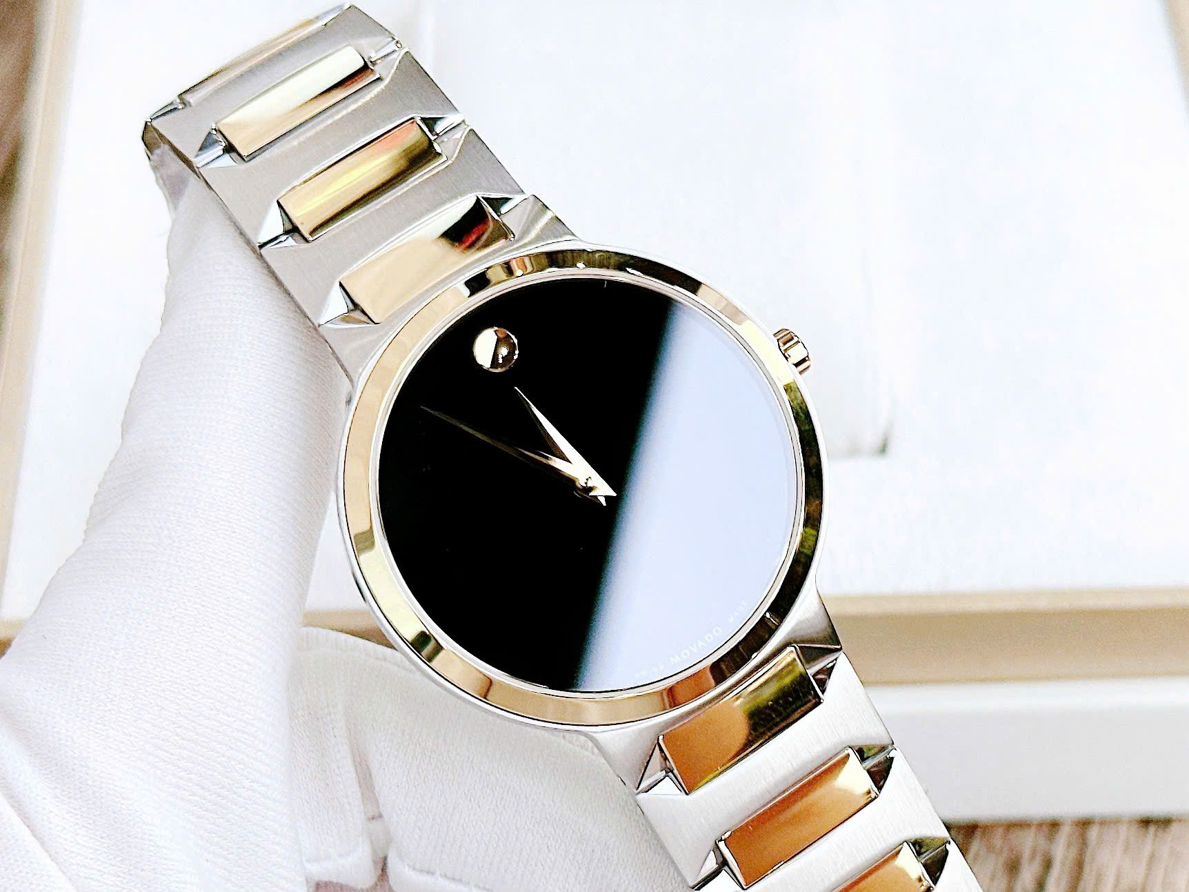 Đánh Giá Đồng Hồ Movado Temo Men’s Demi 0607293 – Thiết Kế Tối Giản Sang Trọng, Viền Vàng PVD Cao Cấp, Kính Sapphire Chuẩn Dress Watch