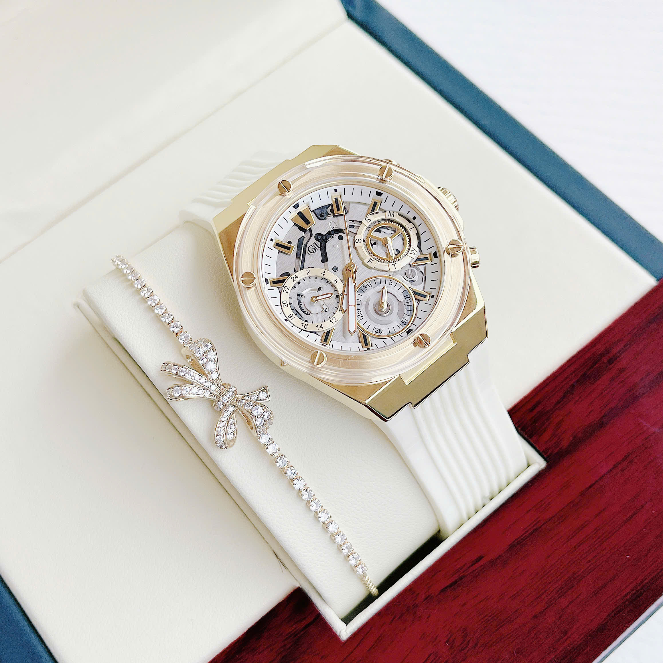 Đồng hồ Guess GW0409L2 – Thiết kế độc đẹp xịn xò dành cho phái đẹp hiện đại | Mẫu đồng hồ nữ mới nhất đầy cá tính và thời thượng