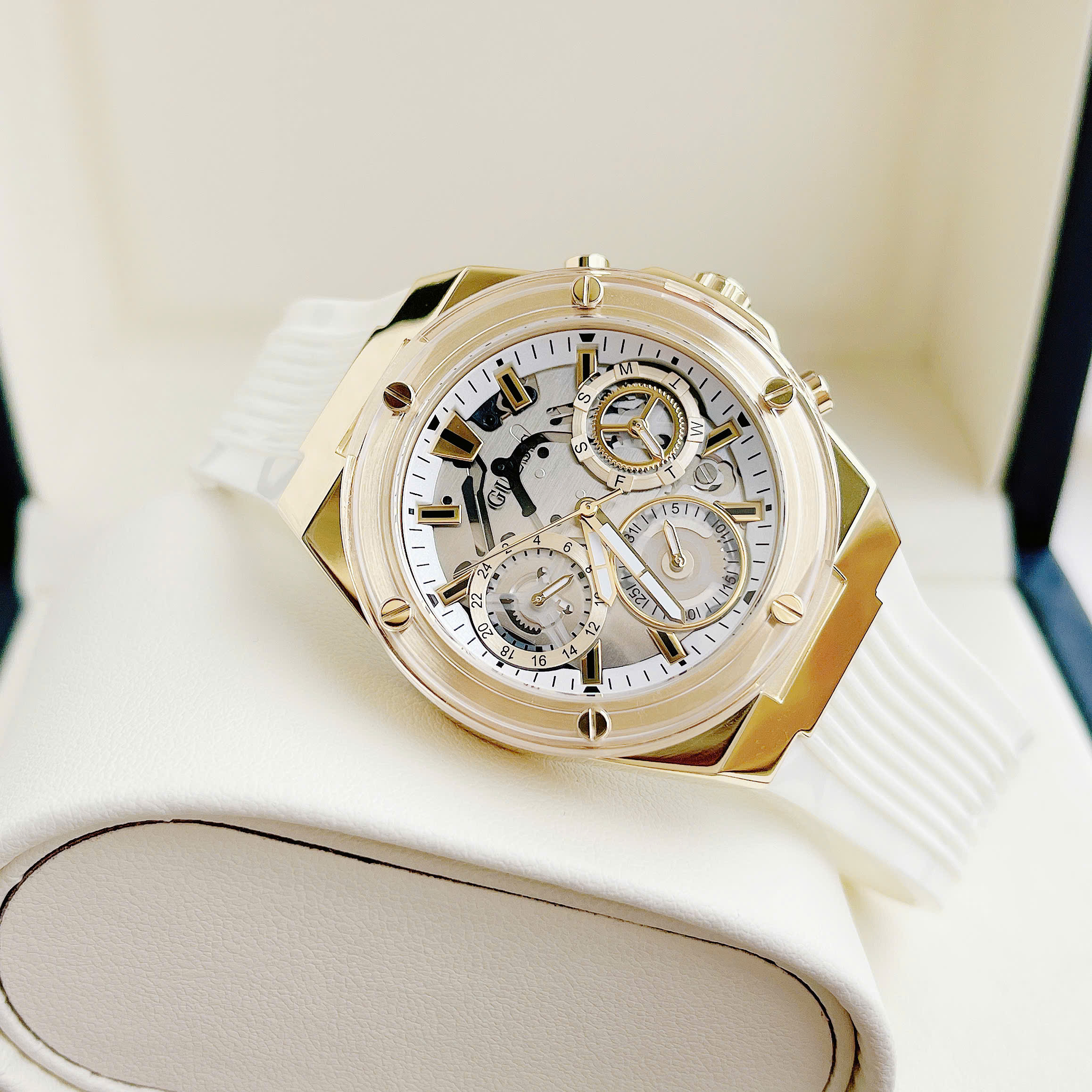 Đồng hồ Guess GW0409L2 – Thiết kế độc đẹp xịn xò dành cho phái đẹp hiện đại | Mẫu đồng hồ nữ mới nhất đầy cá tính và thời thượng
