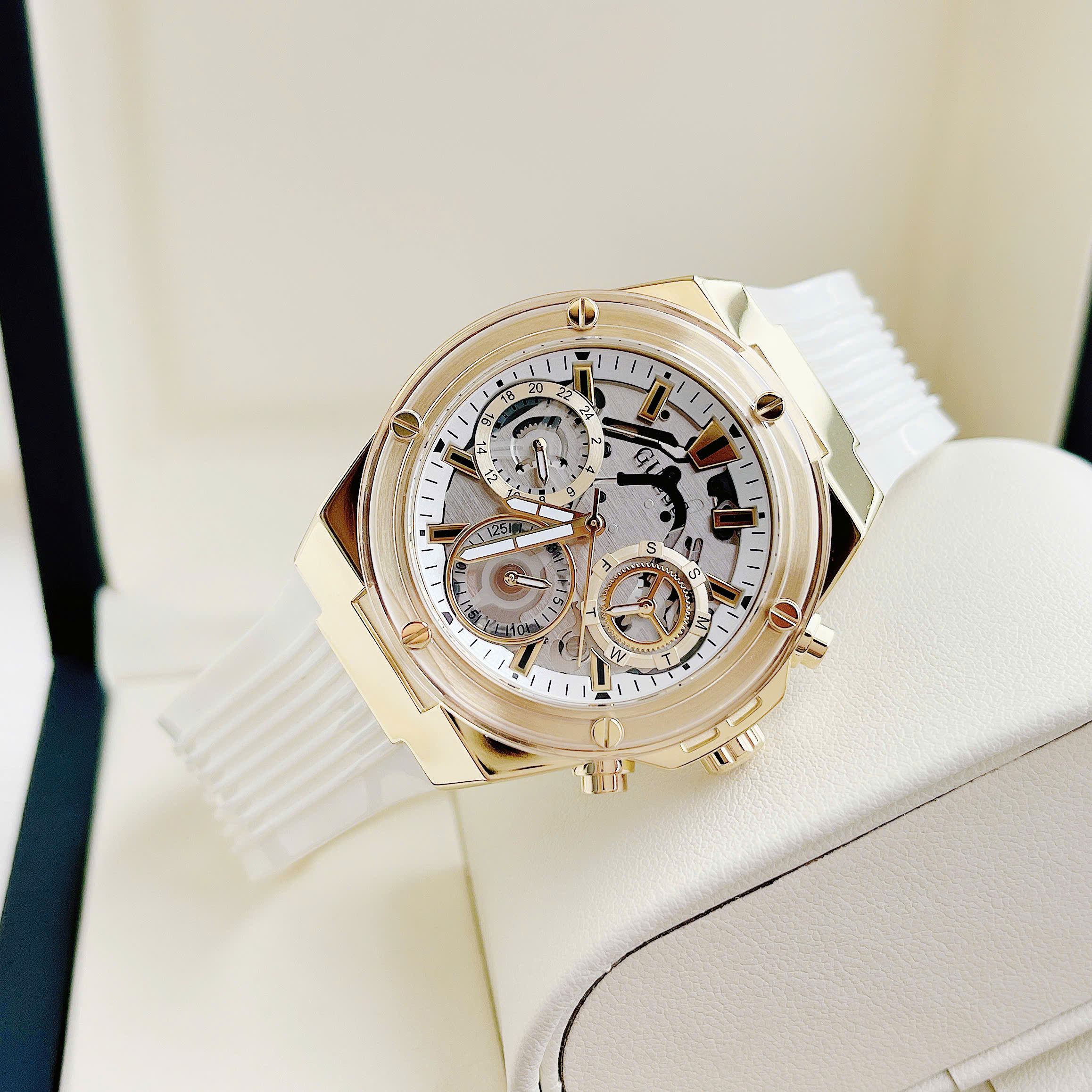 Đồng hồ Guess GW0409L2 – Thiết kế độc đẹp xịn xò dành cho phái đẹp hiện đại | Mẫu đồng hồ nữ mới nhất đầy cá tính và thời thượng