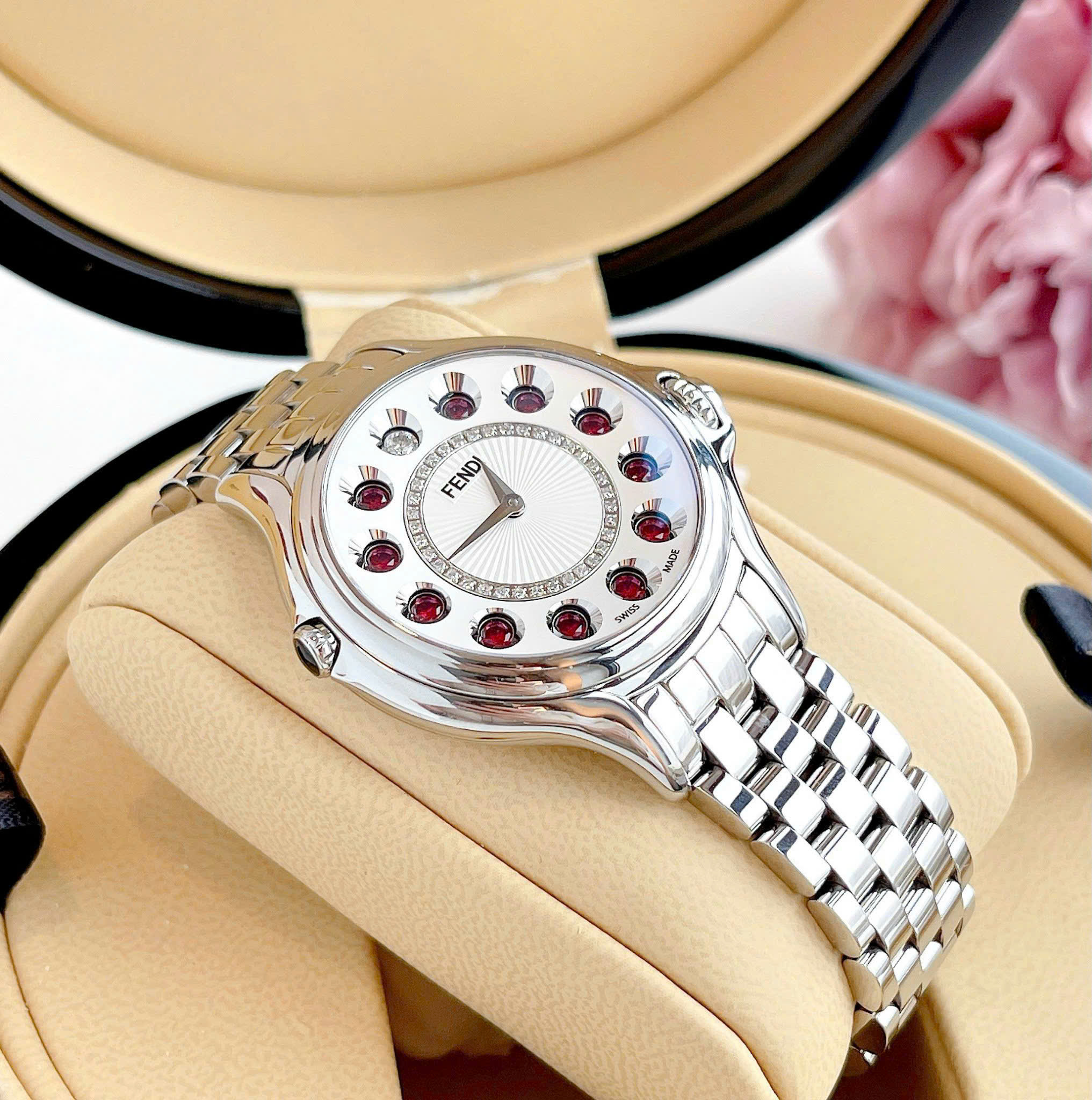 Đánh Giá Đồng Hồ Fendi Crazy Carats F107024000T05 – Tuyệt Tác High Fashion Jewelry Watch Với Cơ Chế Xoay Đá Quý Độc Quyền