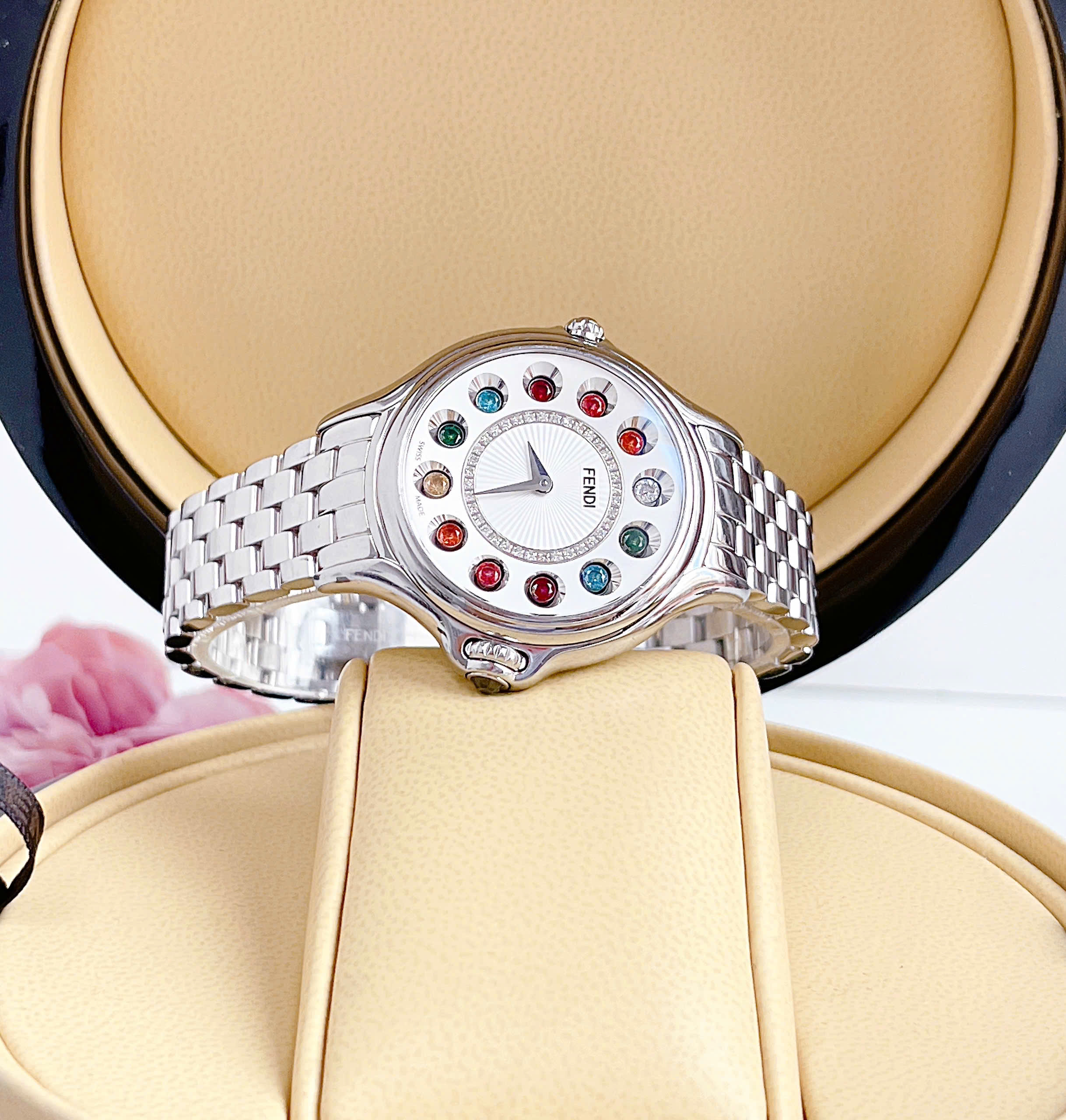 Đánh Giá Đồng Hồ Fendi Crazy Carats F107024000T05 – Tuyệt Tác High Fashion Jewelry Watch Với Cơ Chế Xoay Đá Quý Độc Quyền