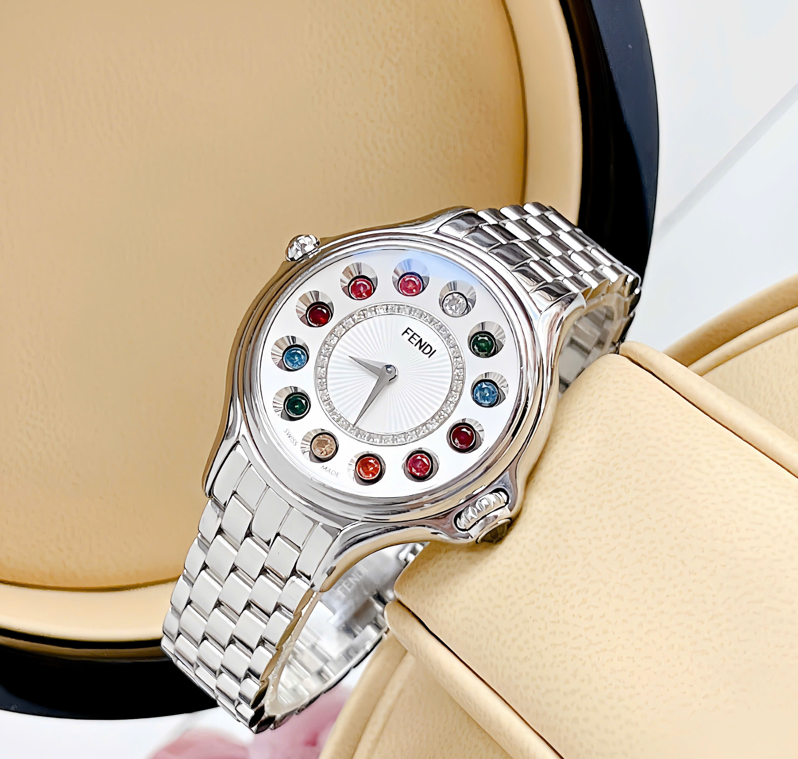 Đánh Giá Đồng Hồ Fendi Crazy Carats F107024000T05 – Tuyệt Tác High Fashion Jewelry Watch Với Cơ Chế Xoay Đá Quý Độc Quyền