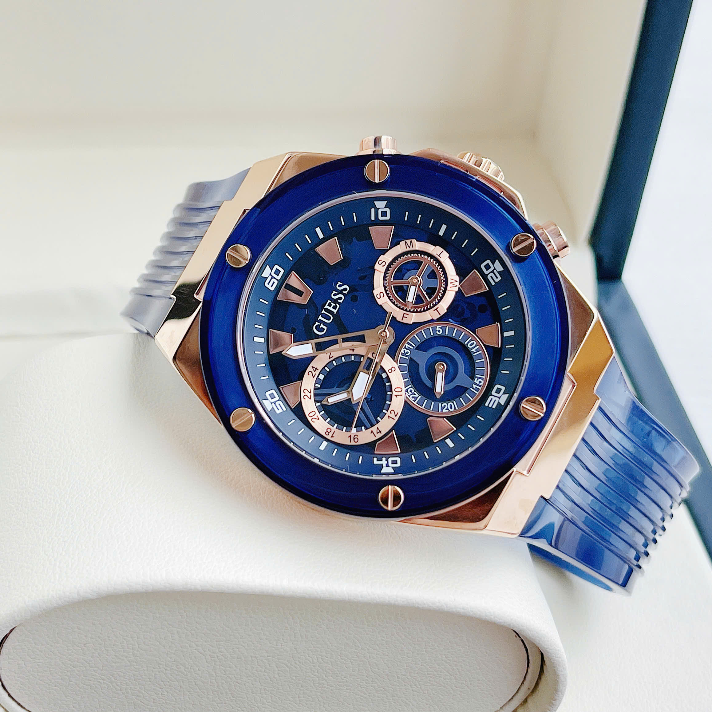 Đánh Giá Đồng Hồ Guess GW0425G3 – Thiết Kế Lộ Máy Cá Tính, Dáng Thể Thao Hiện Đại Và Phong Cách Đậm Chất Thời Trang Mỹ
