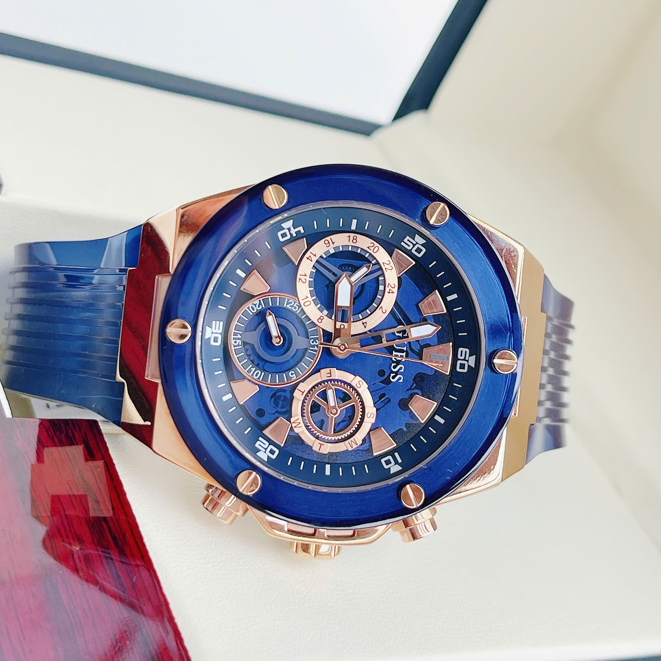 Đánh Giá Đồng Hồ Guess GW0425G3 – Thiết Kế Lộ Máy Cá Tính, Dáng Thể Thao Hiện Đại Và Phong Cách Đậm Chất Thời Trang Mỹ