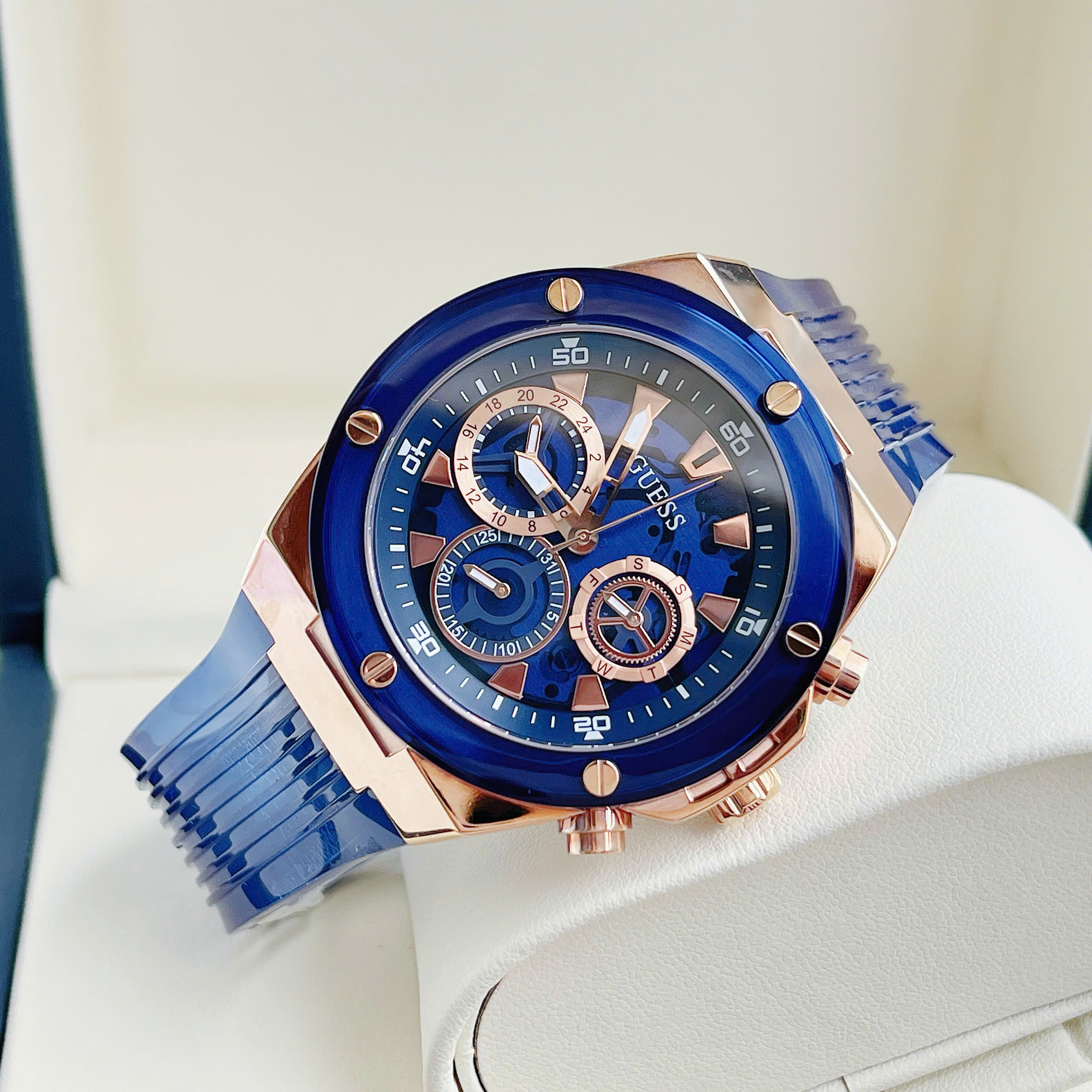 Đánh Giá Đồng Hồ Guess GW0425G3 – Thiết Kế Lộ Máy Cá Tính, Dáng Thể Thao Hiện Đại Và Phong Cách Đậm Chất Thời Trang Mỹ