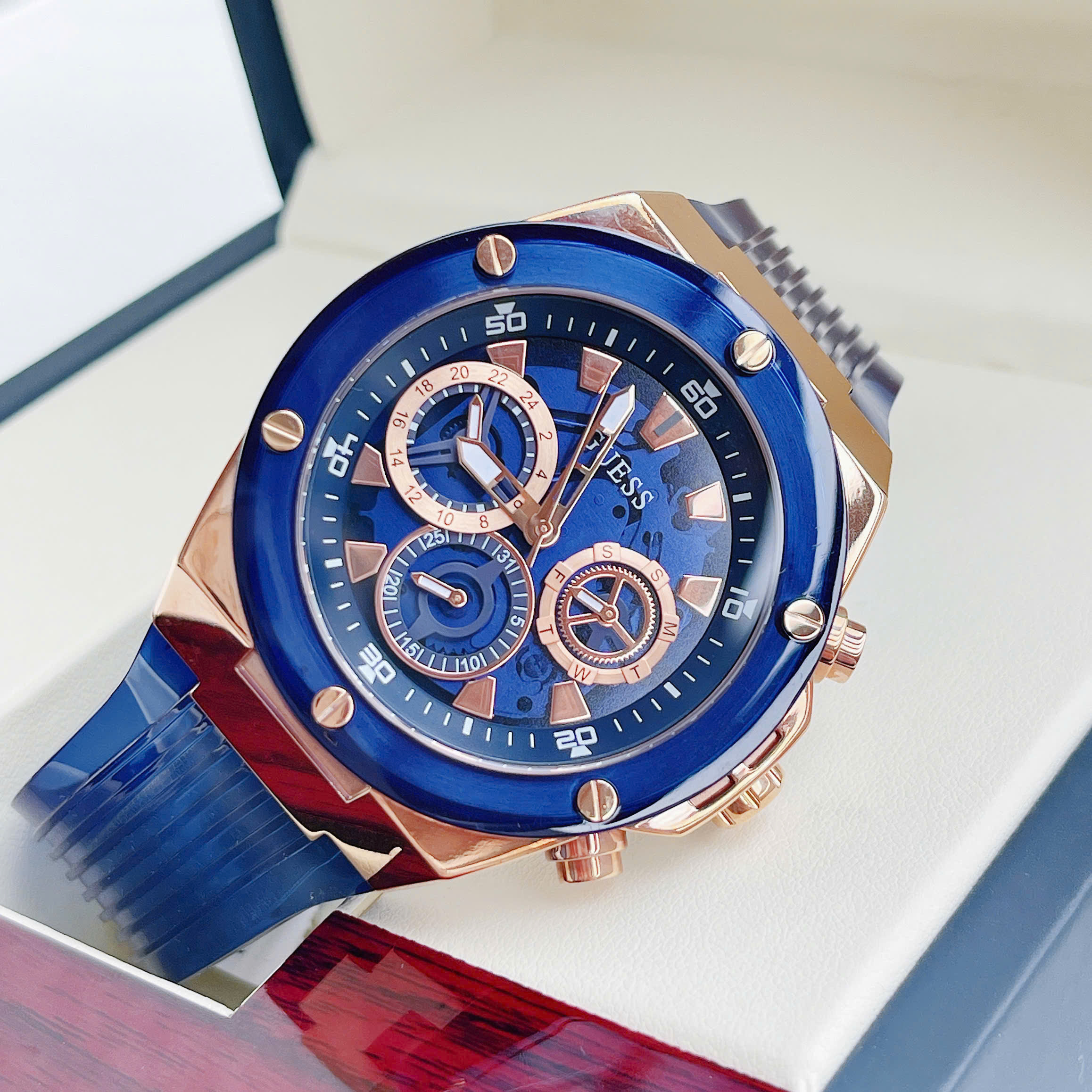 Đánh Giá Đồng Hồ Guess GW0425G3 – Thiết Kế Lộ Máy Cá Tính, Dáng Thể Thao Hiện Đại Và Phong Cách Đậm Chất Thời Trang Mỹ