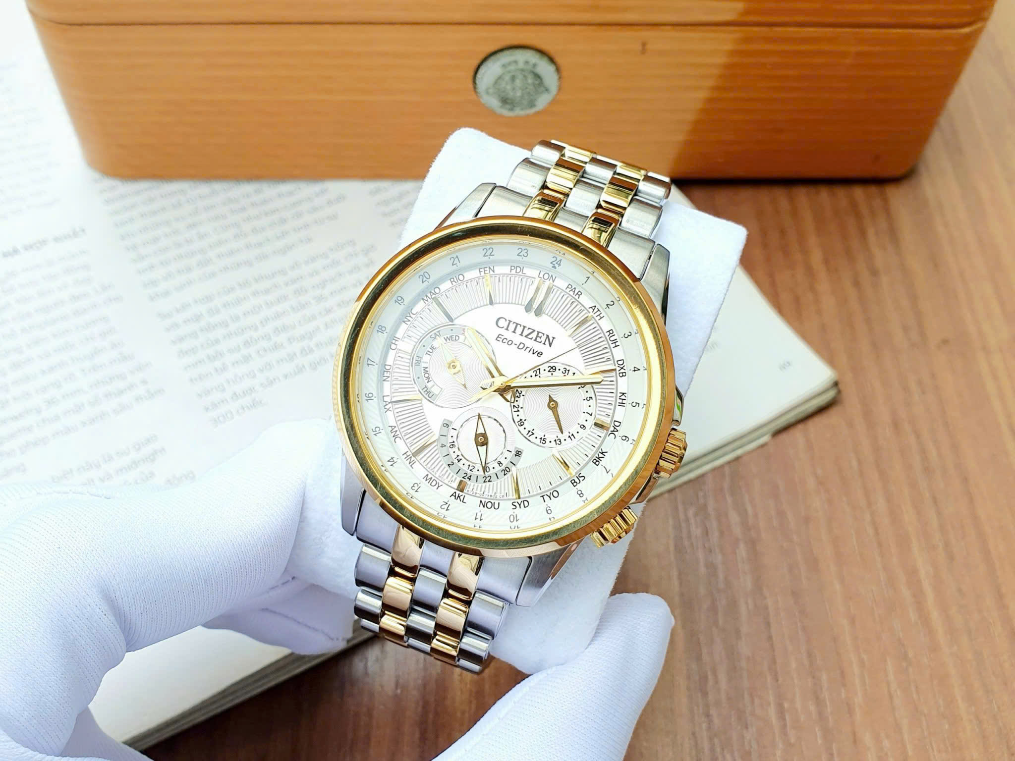 Đánh Giá Đồng Hồ Citizen Eco-Drive World Time BU2104-55A – Đồng Hồ Nam Đa Chức Năng, Sang Trọng Và Thực Dụng Cho Người Thường Xuyên Di Chuyển