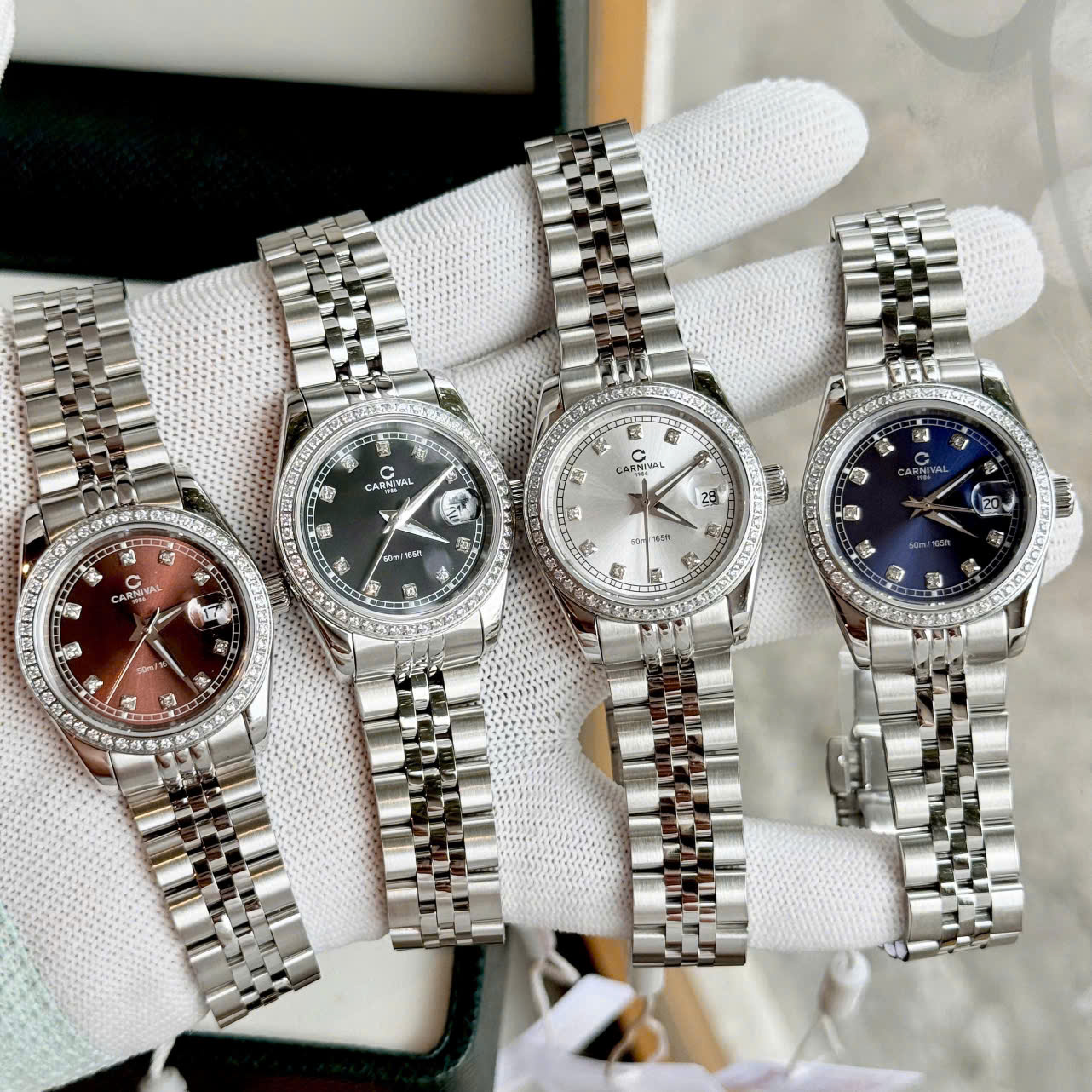 +9 Mẫu Đồng Hồ Carnival 8131L2 – Nữ 31mm Viền Đá, Kính saphire, Mặt Khảm Trai Sang Trọng đầy đủ màu