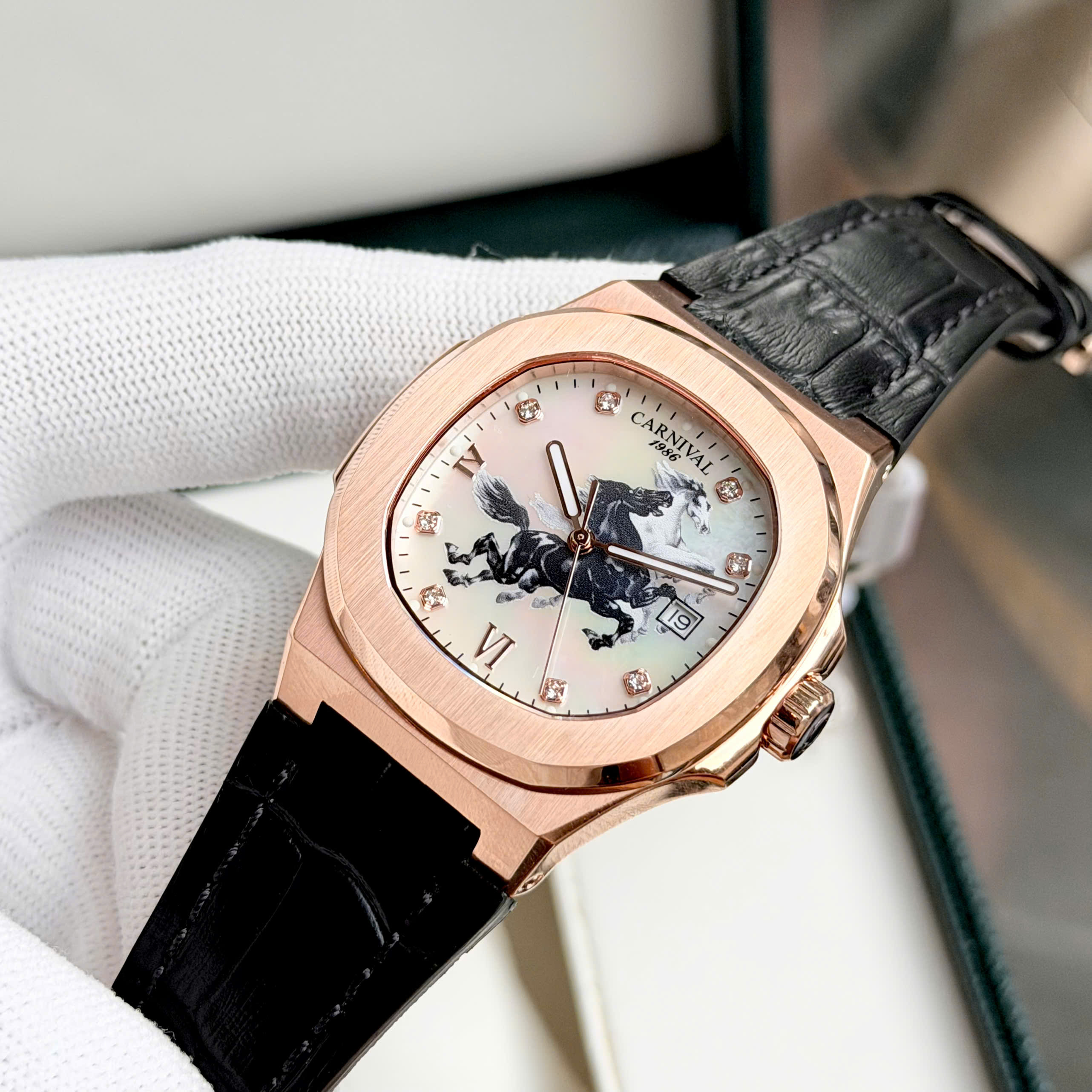 Đồng hồ Carnival 8160G Tết Bính Ngọ 2026 – Phiên bản Ngựa mặt vân xà cừ, bản giới hạn hiếm dành cho giới sưu tầm