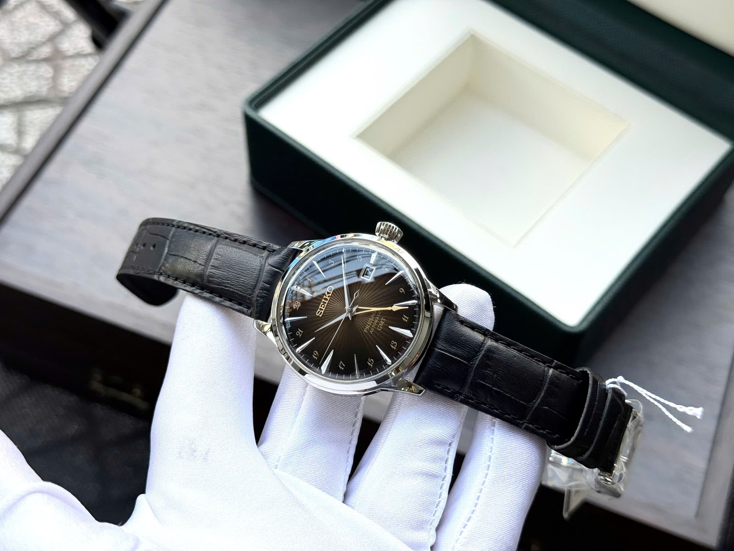 Đồng hồ Seiko Presage SARY243 – SSK039J1 Cocktail Time GMT Dial Nâu Sự kết hợp đỉnh cao giữa nghệ thuật Cocktail Time và chức năng GMT hiện đại