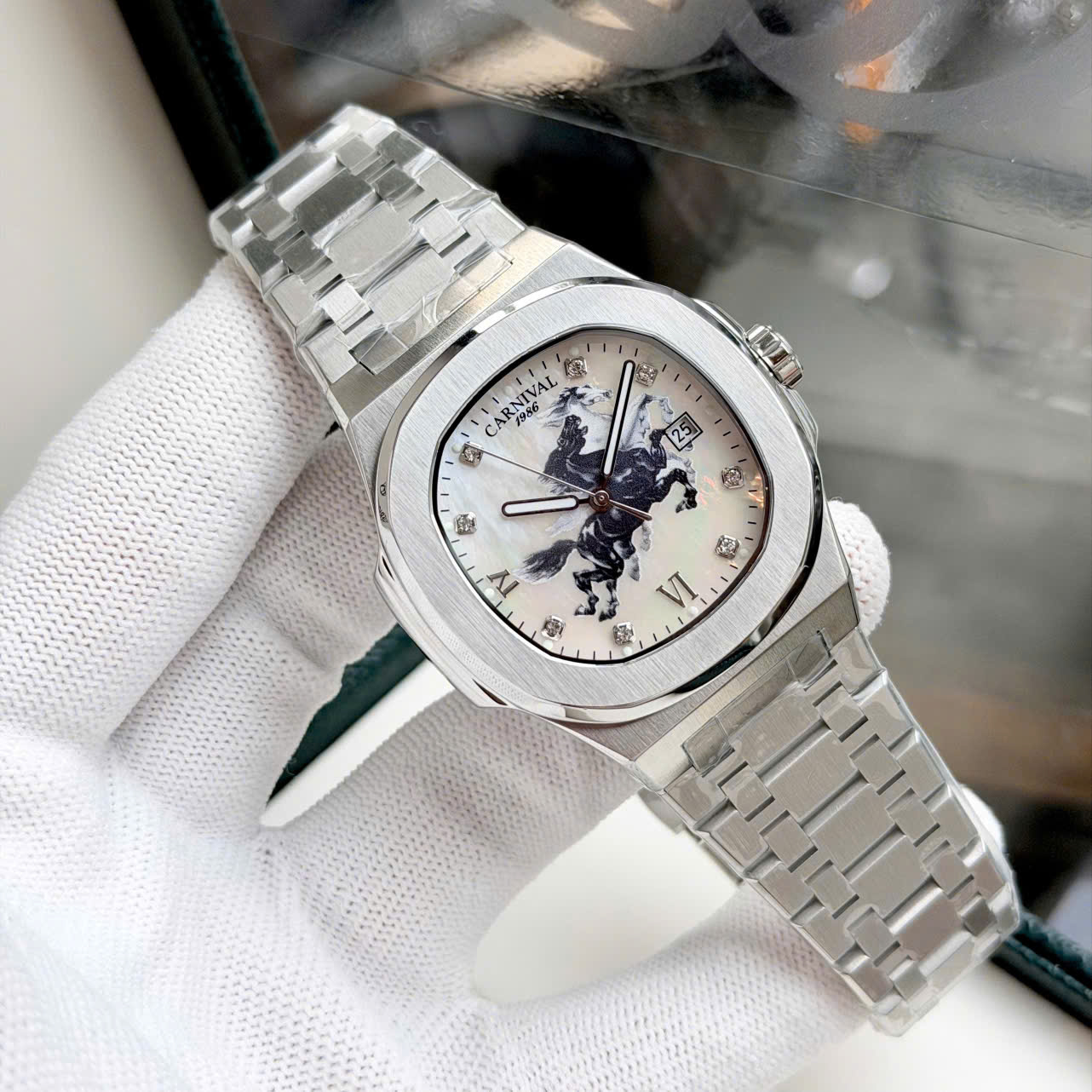 Đồng hồ Carnival 8160G Ngựa mặt vân xà cừ – Phiên bản thép trắng giới hạn Tết Bính Ngọ 2026 dây thép
