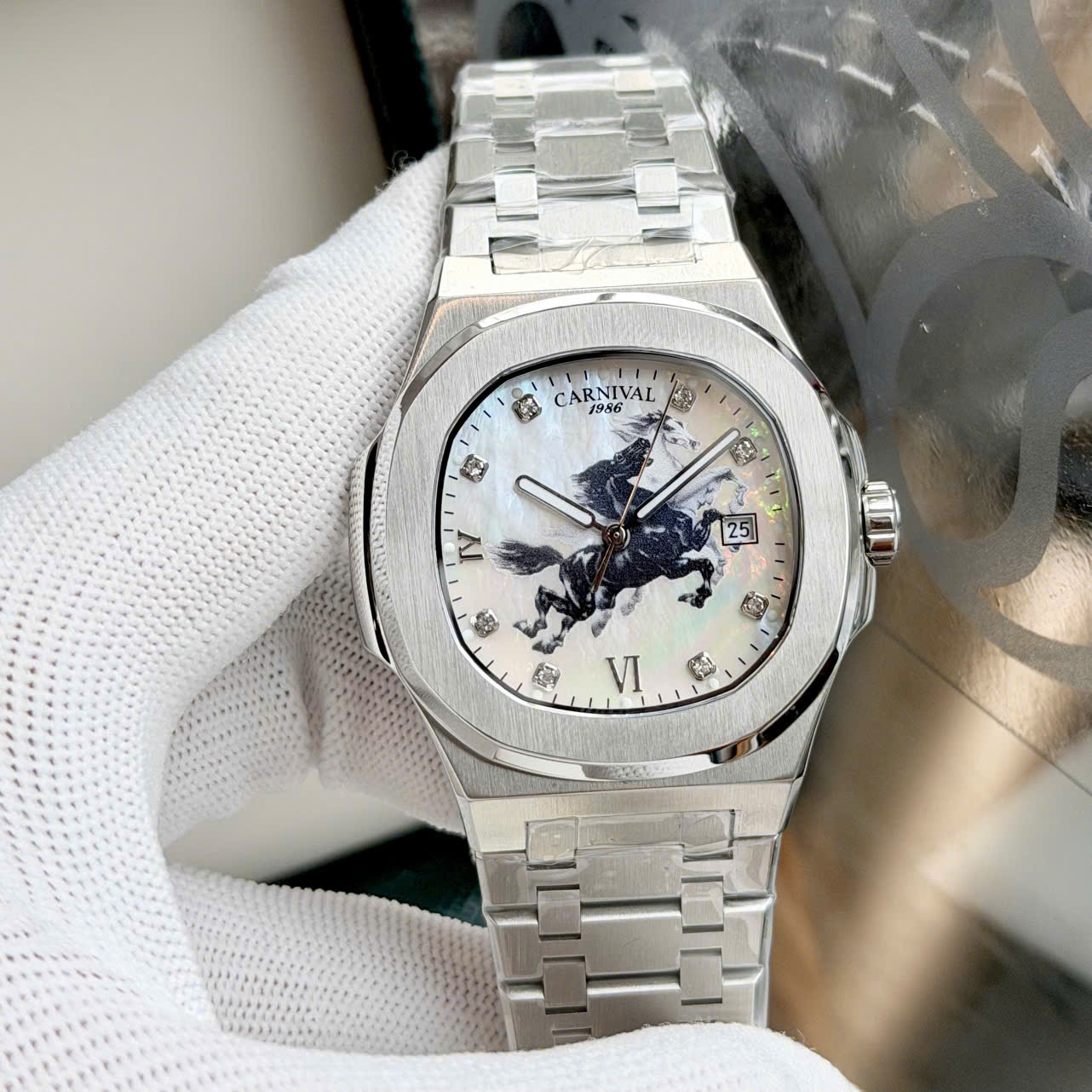 Đồng hồ Carnival 8160G Ngựa mặt vân xà cừ – Phiên bản thép trắng giới hạn Tết Bính Ngọ 2026 dây thép