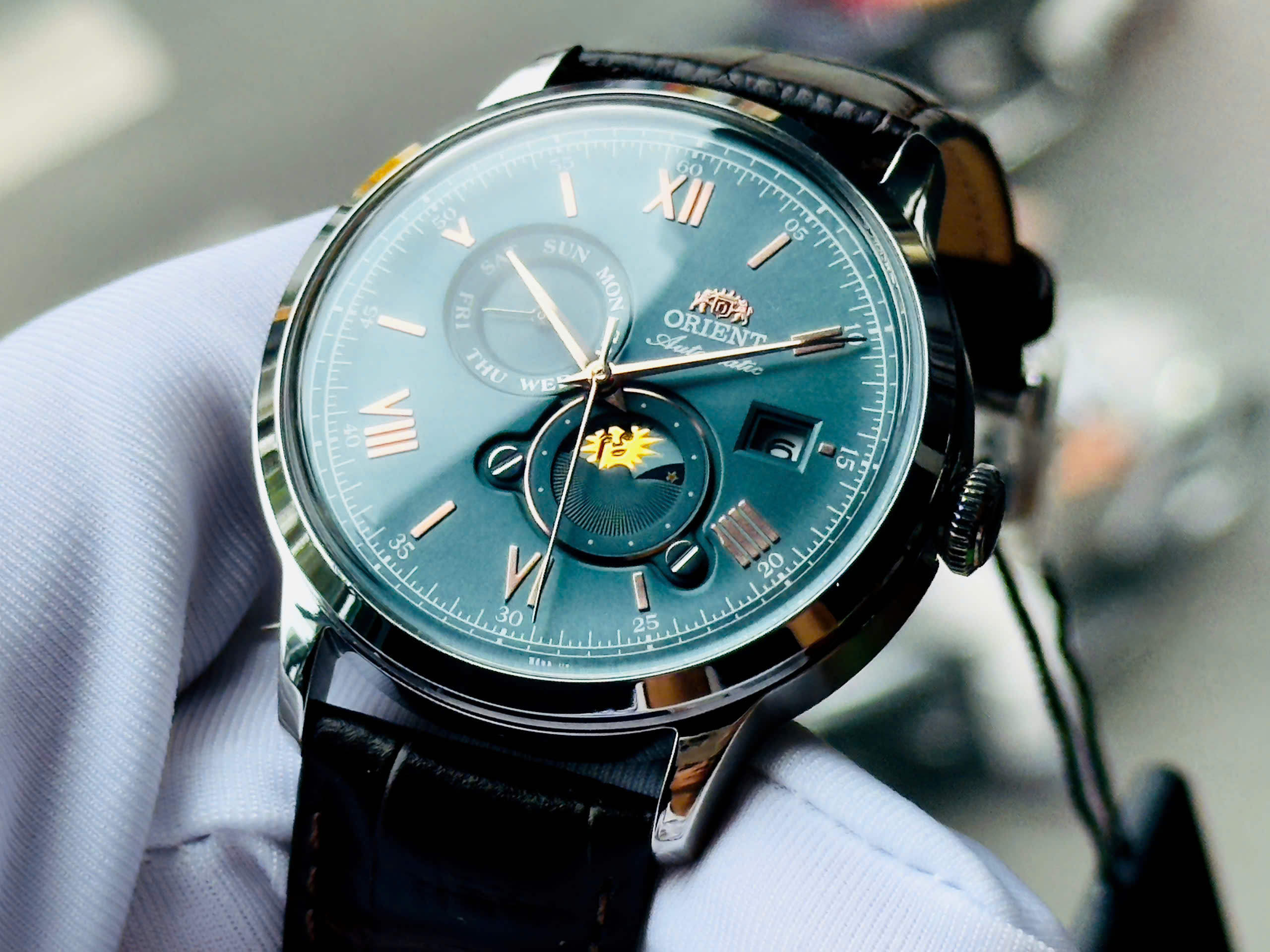 Đồng hồ Orient Sun and Moon Gen 7 Classic RA-AK0805E30B Phiên Bản Xanh Ngọc Hiếm – Vẻ Đẹp Gần Như Limited