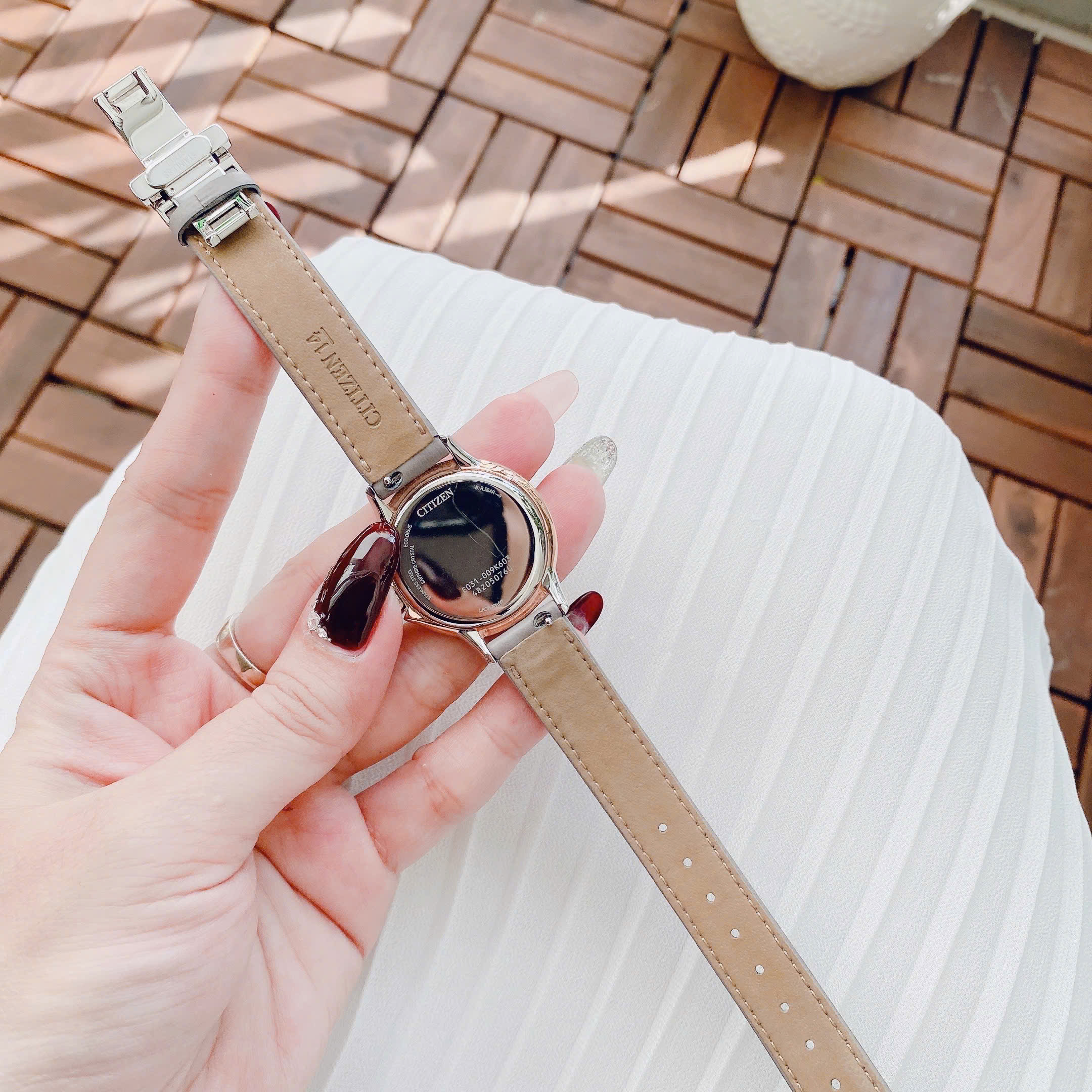 Đồng hồ Citizen EM1166-01Z – Mẫu hiếm tông xám lông chuột, Eco-Drive bền bỉ, giá sale cực tốt