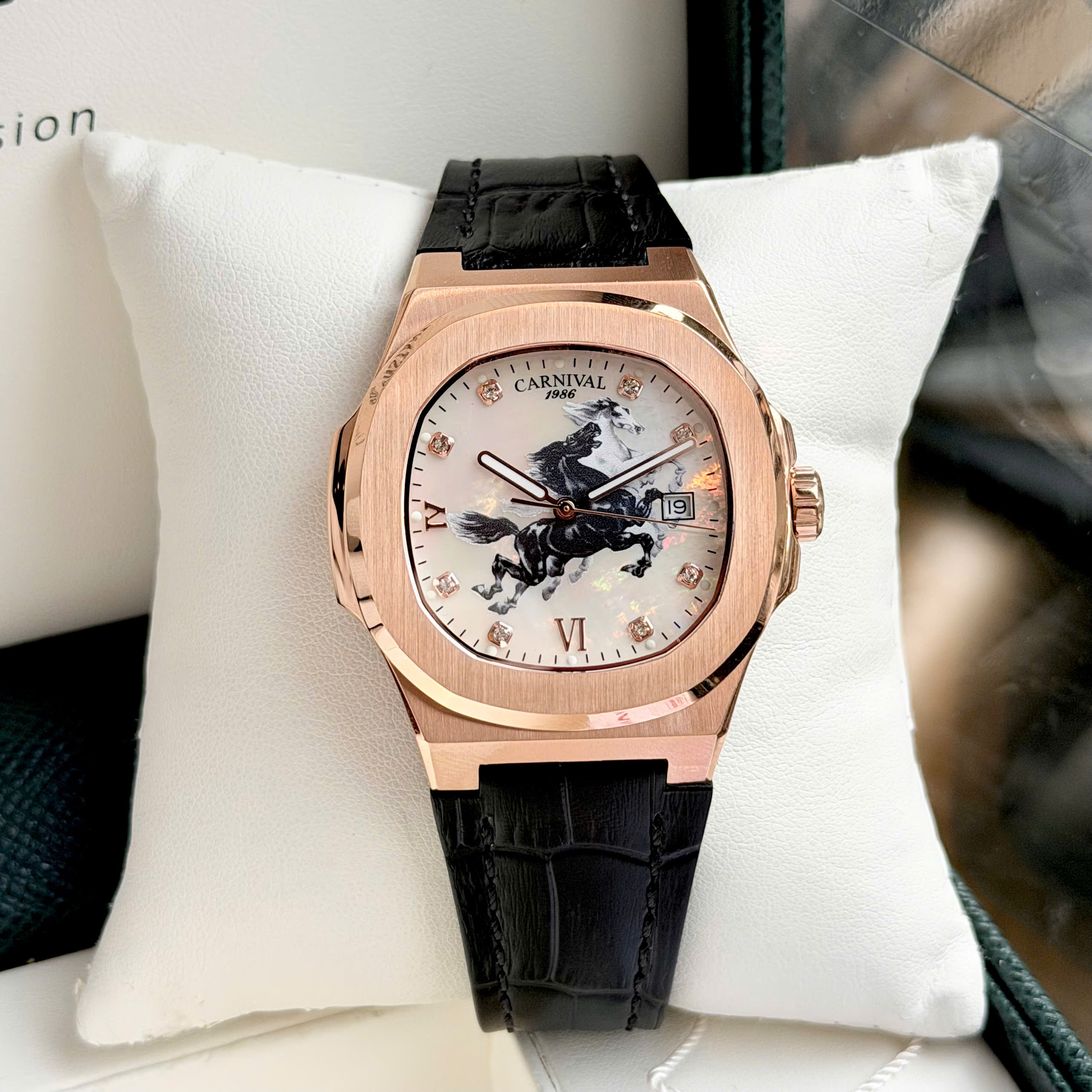 Đồng hồ Carnival 8160G Tết Bính Ngọ 2026 – Phiên bản Ngựa mặt vân xà cừ, bản giới hạn hiếm dành cho giới sưu tầm