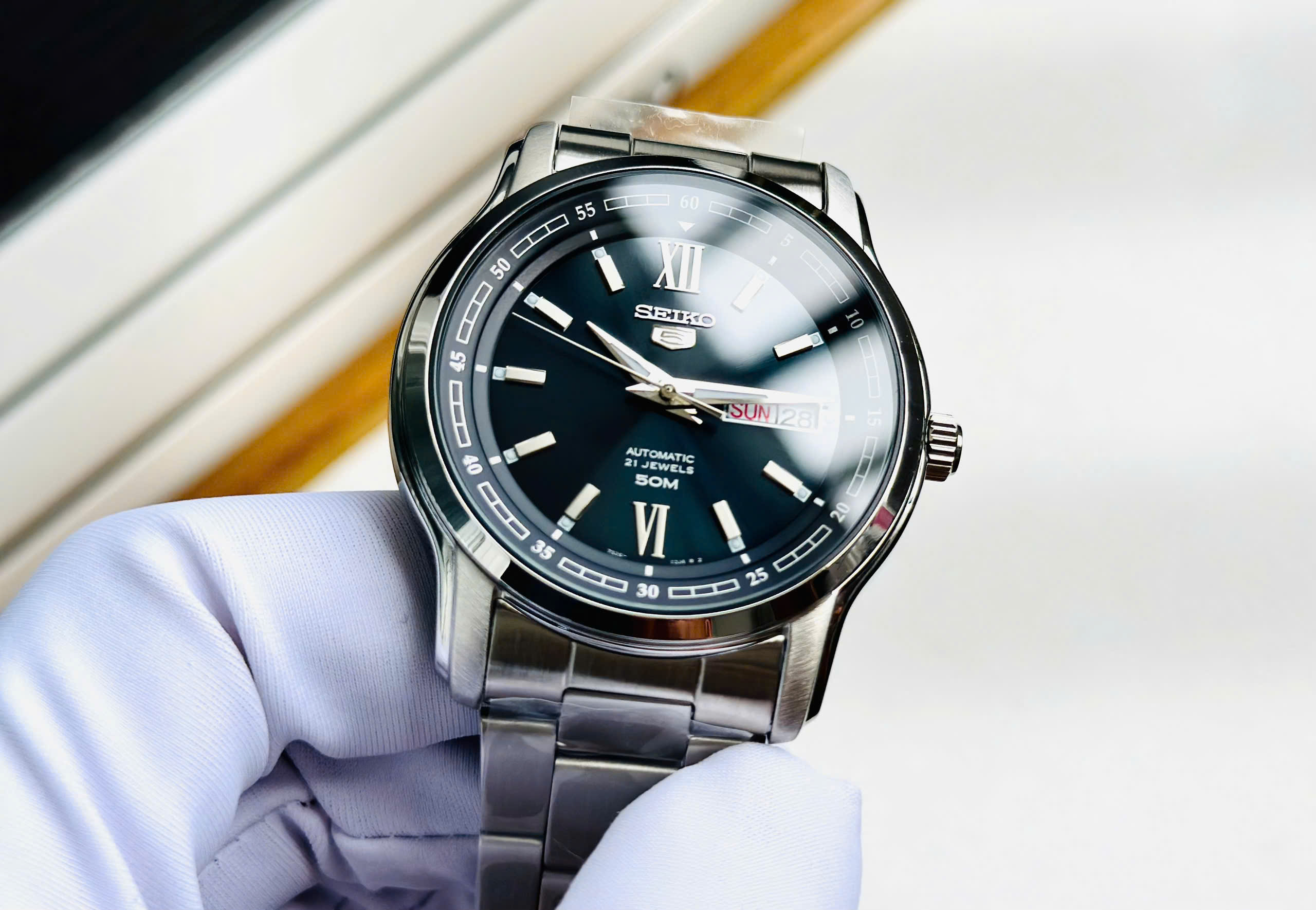 Đồng hồ Seiko 5 Automatic SNKP17K1 – Huyền thoại trở lại, mặt xanh nổi bật, bền bỉ vượt thời gian