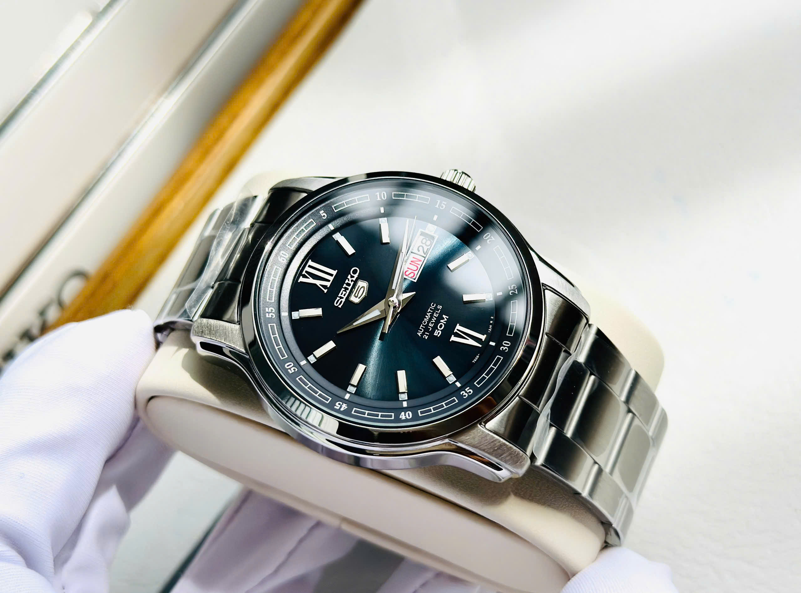 Đồng hồ Seiko 5 Automatic SNKP17K1 – Huyền thoại trở lại, mặt xanh nổi bật, bền bỉ vượt thời gian