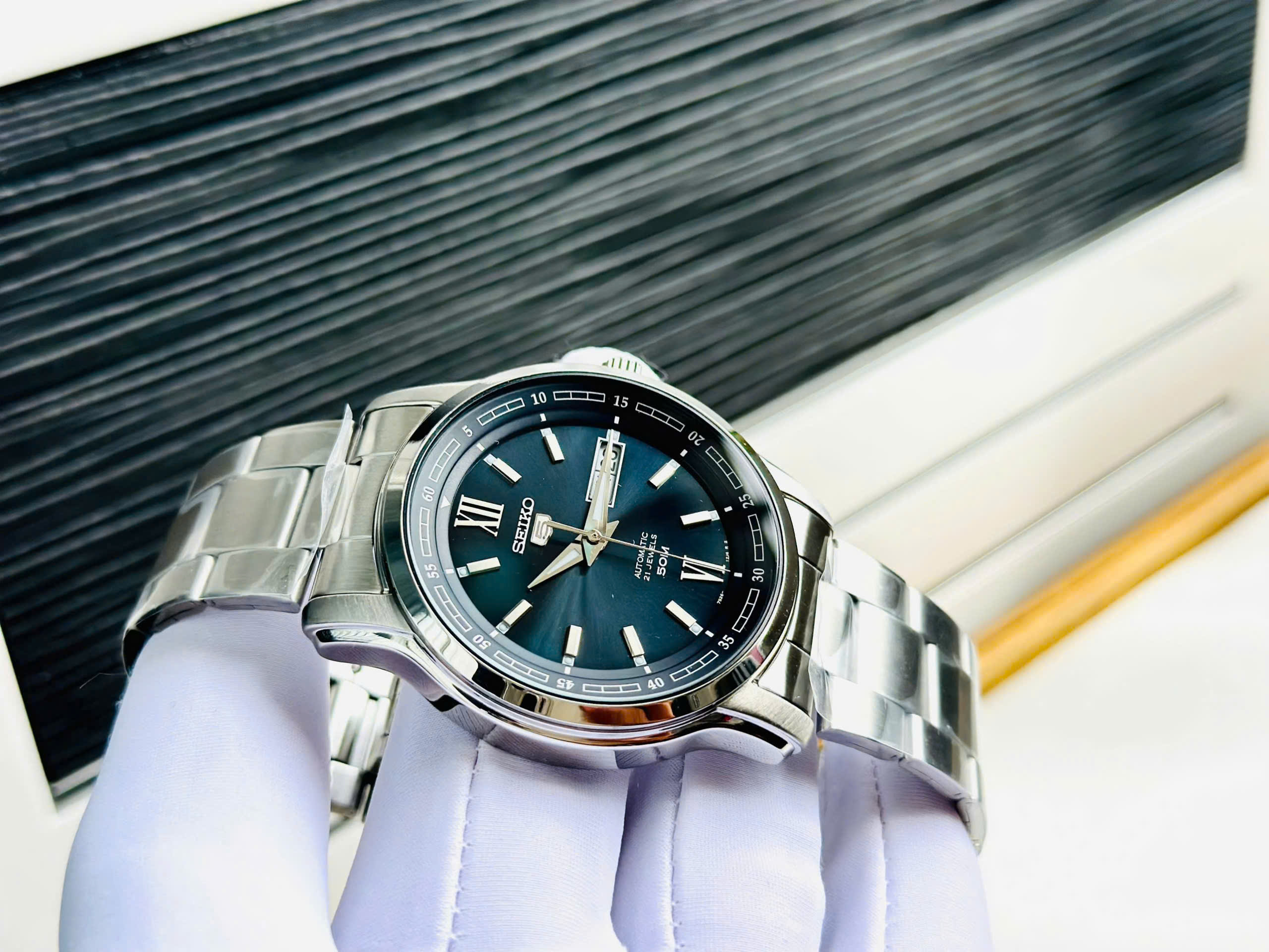 Đồng hồ Seiko 5 Automatic SNKP17K1 – Huyền thoại trở lại, mặt xanh nổi bật, bền bỉ vượt thời gian