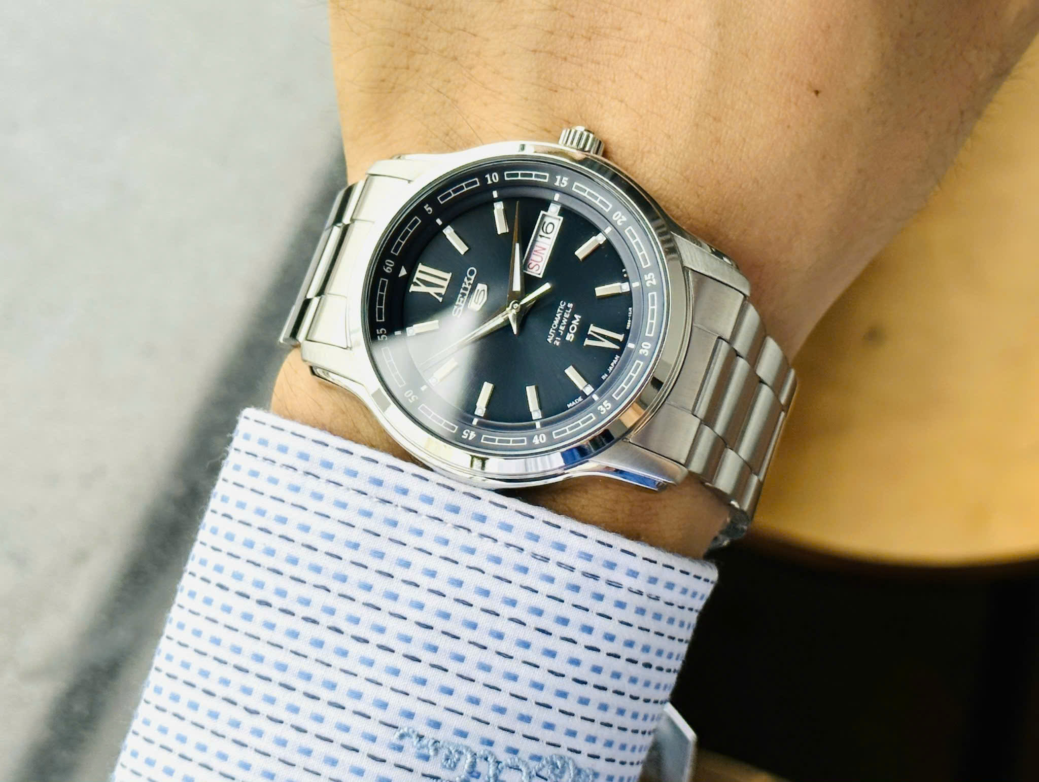 Đồng hồ Seiko 5 Automatic SNKP17K1 – Huyền thoại trở lại, mặt xanh nổi bật, bền bỉ vượt thời gian
