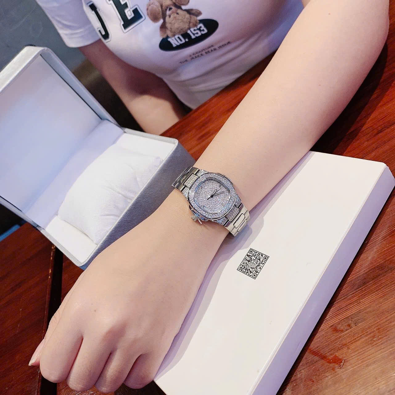 Đánh Giá Đồng Hồ Rivero R1909 – Thiết Kế Full Đá Sang Trọng, Dây Kim Loại Đan Cá Tính Và Cực Kỳ Dễ Phối Outfit