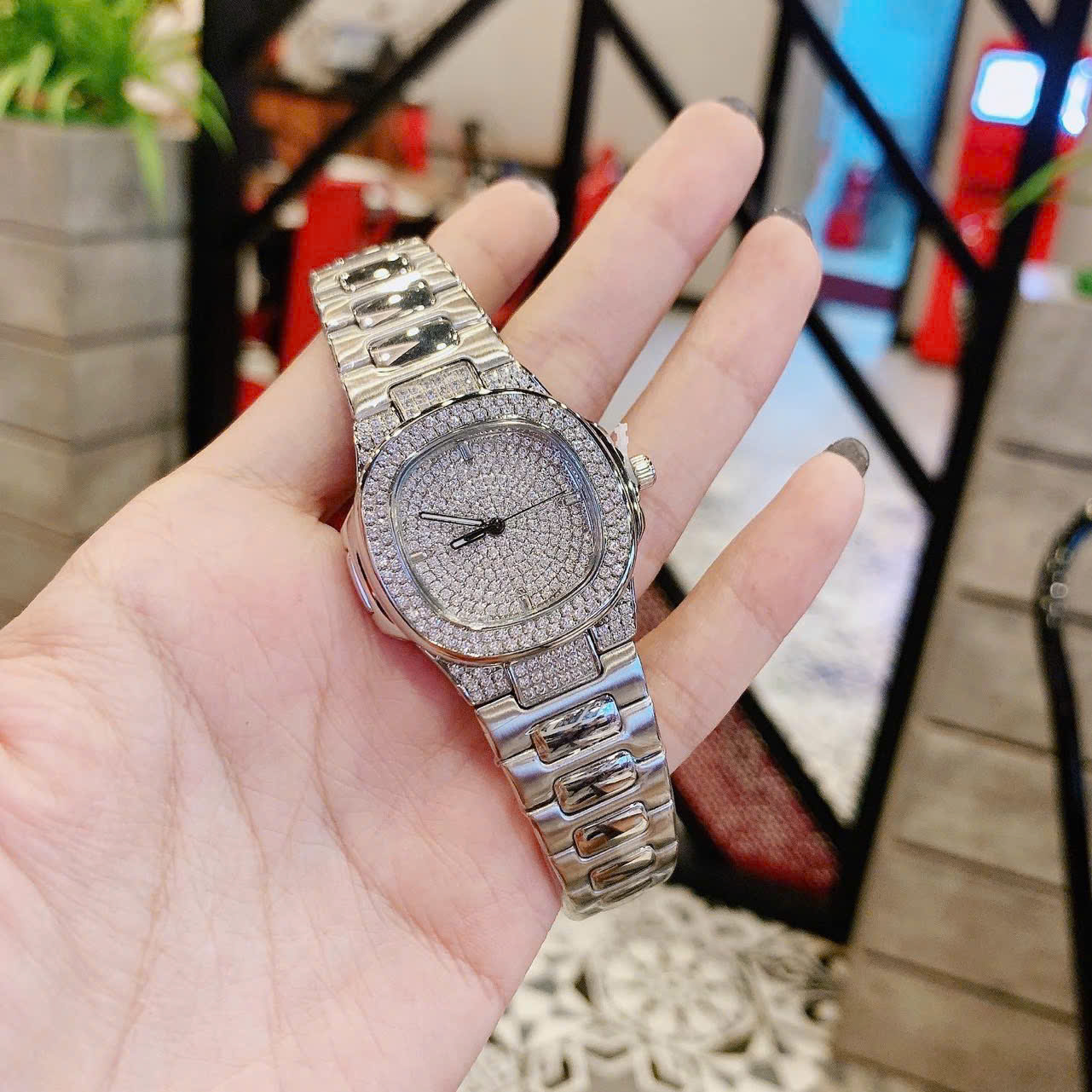 Đánh Giá Đồng Hồ Rivero R1909 – Thiết Kế Full Đá Sang Trọng, Dây Kim Loại Đan Cá Tính Và Cực Kỳ Dễ Phối Outfit
