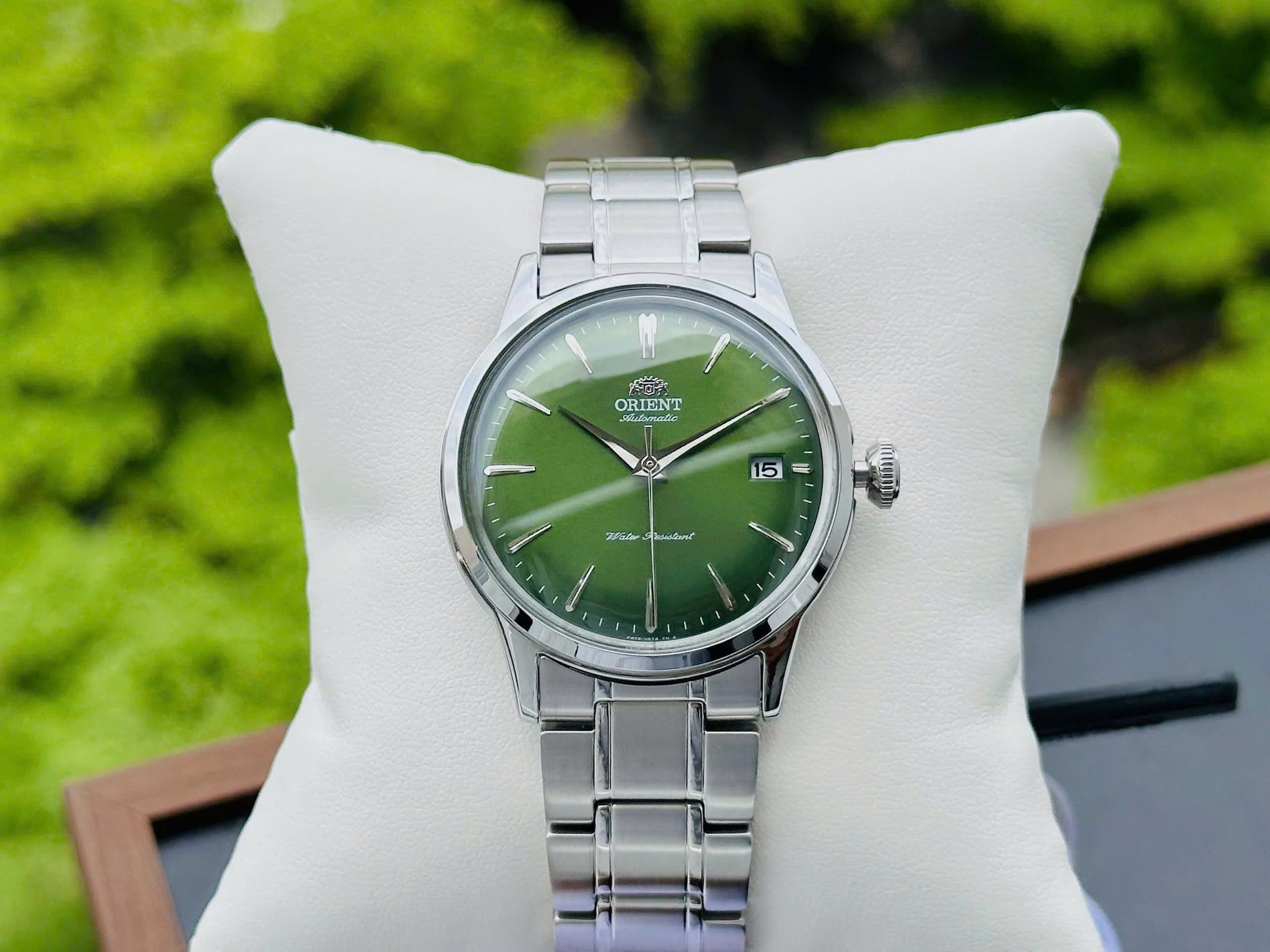 Đánh Giá Đồng Hồ Orient Bambino RA-AC0M09E30B – Mặt Số Xanh Lá Độc Đáo, Vẻ Đẹp Vintage Và Chất Đồng Hồ Cơ Nhật Bản