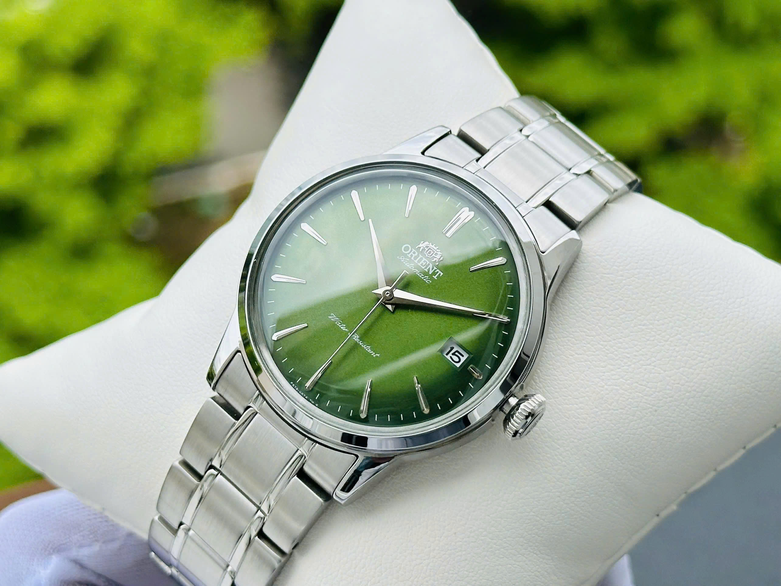 Đánh Giá Đồng Hồ Orient Bambino RA-AC0M09E30B – Mặt Số Xanh Lá Độc Đáo, Vẻ Đẹp Vintage Và Chất Đồng Hồ Cơ Nhật Bản