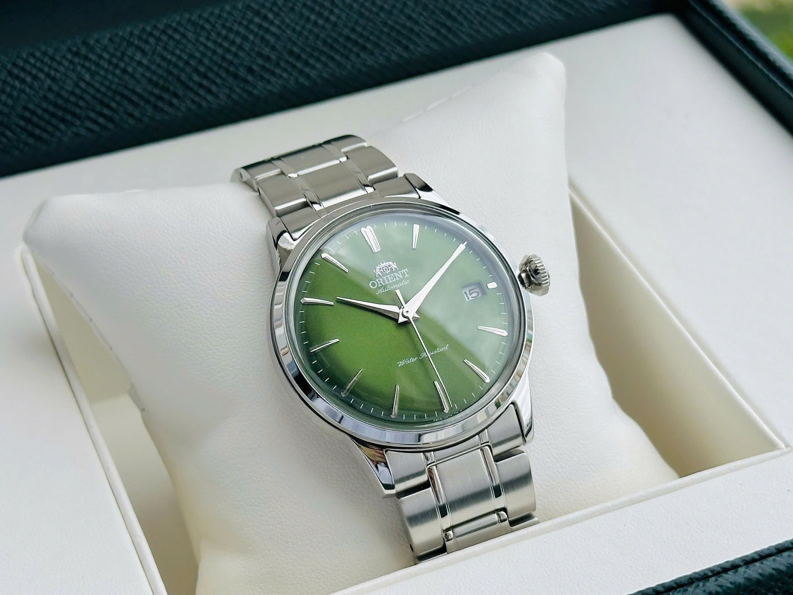 Đánh Giá Đồng Hồ Orient Bambino RA-AC0M09E30B – Mặt Số Xanh Lá Độc Đáo, Vẻ Đẹp Vintage Và Chất Đồng Hồ Cơ Nhật Bản