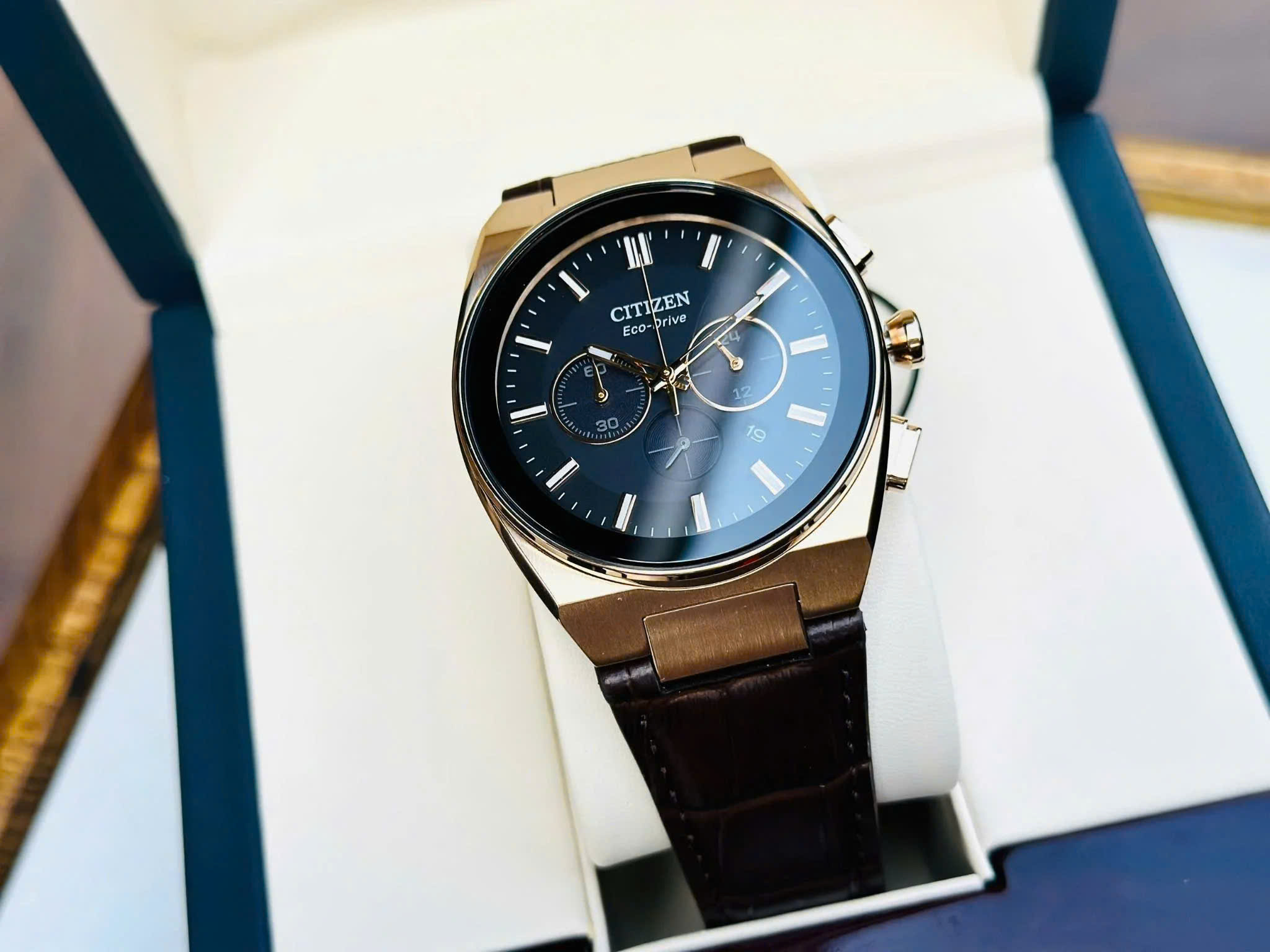 Đánh Giá Đồng Hồ Citizen Chronograph Axiom SC CA4583-01E – Thiết Kế Thể Thao Thanh Lịch, Eco-Drive Hiện Đại Và Cực Kỳ Khác Biệt