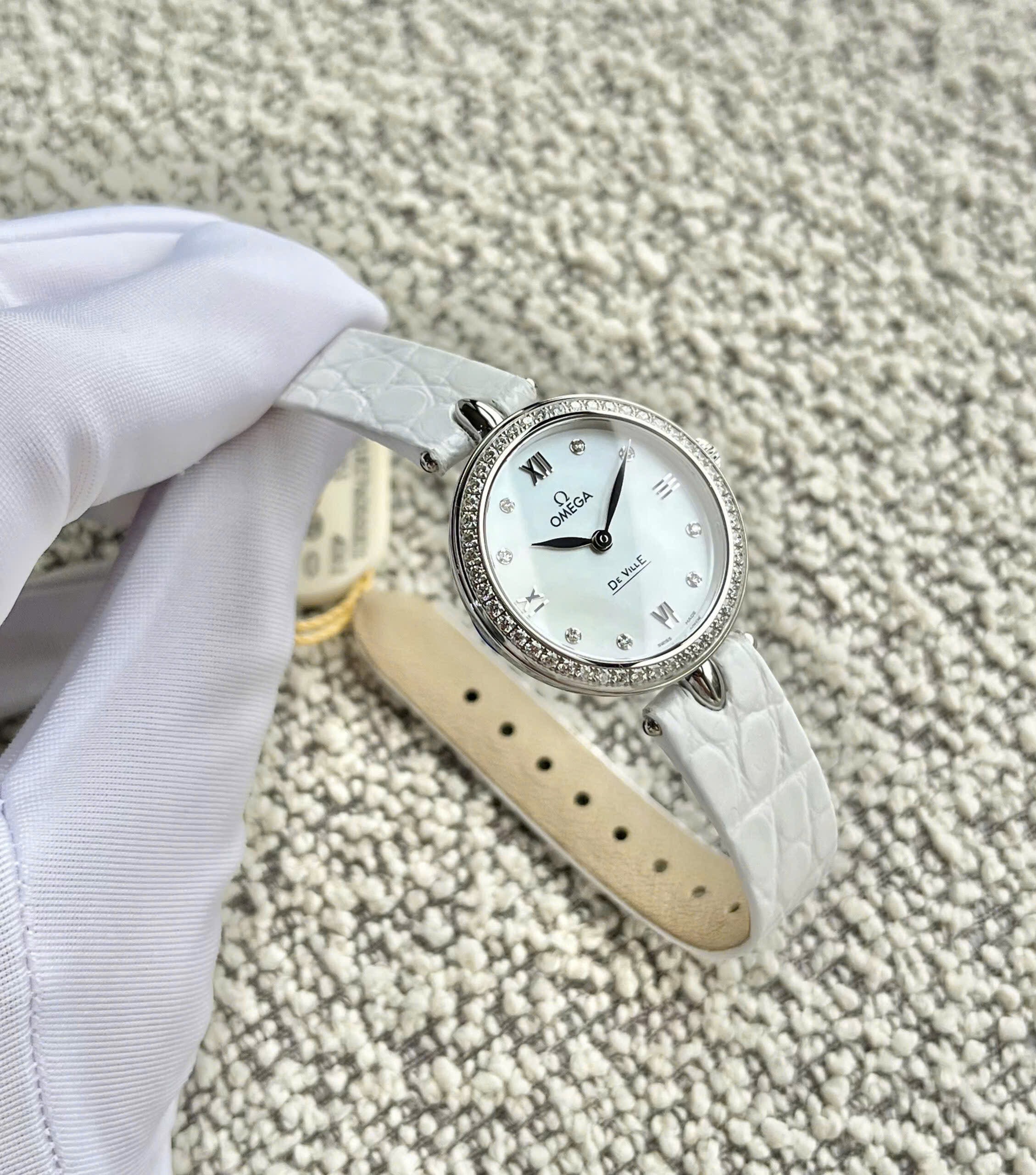 Đồng hồ Omega De Ville Prestige 424.18.27.60.55.001 – Tuyệt tác kim cương và khảm trai chuẩn Thụy Sĩ cho phái đẹp