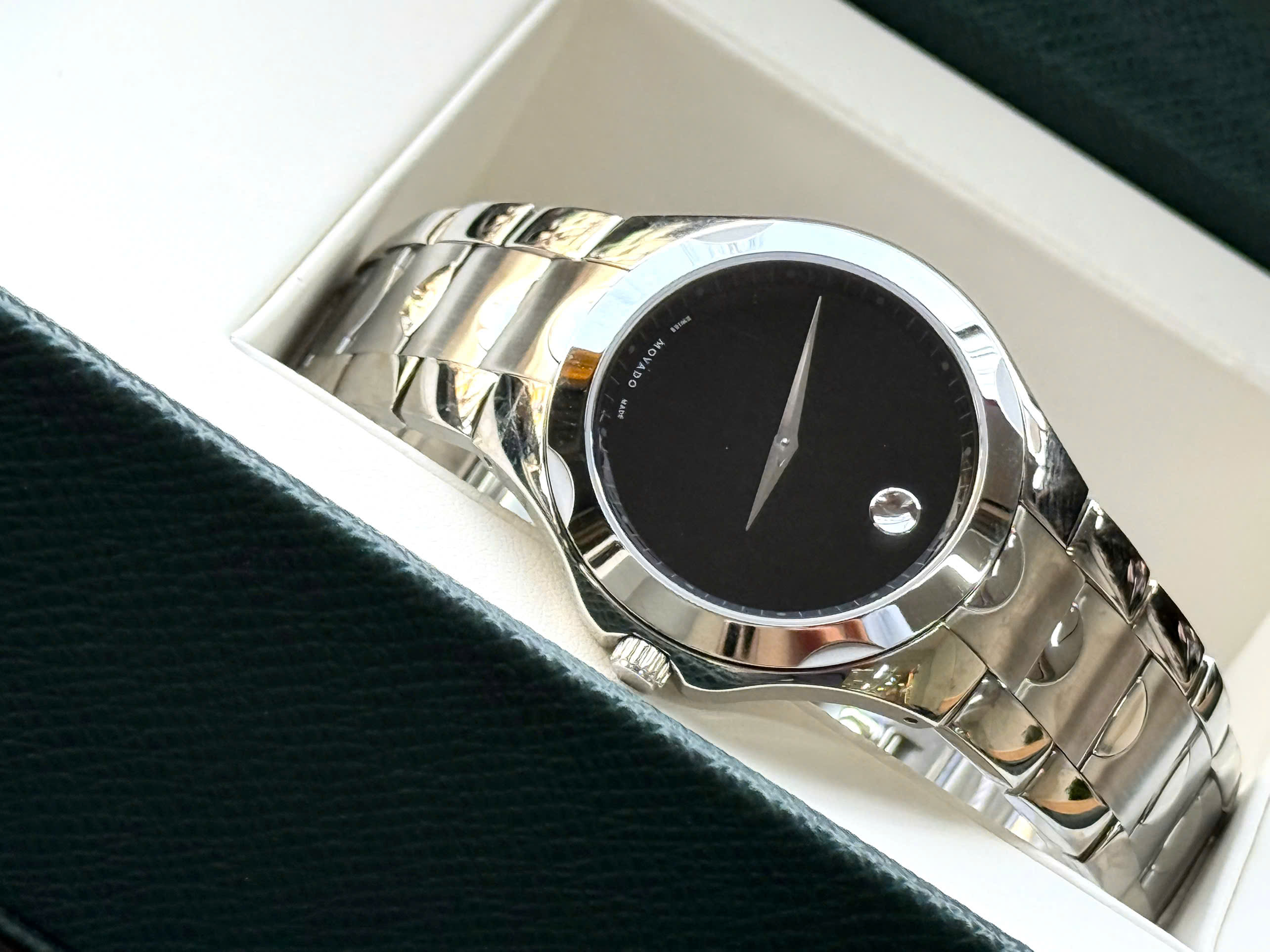 Đồng hồ Movado Luno 0606378 – Sang trọng chuẩn Thụy Sĩ, cơ hội sở hữu với mức giá cực hiếm