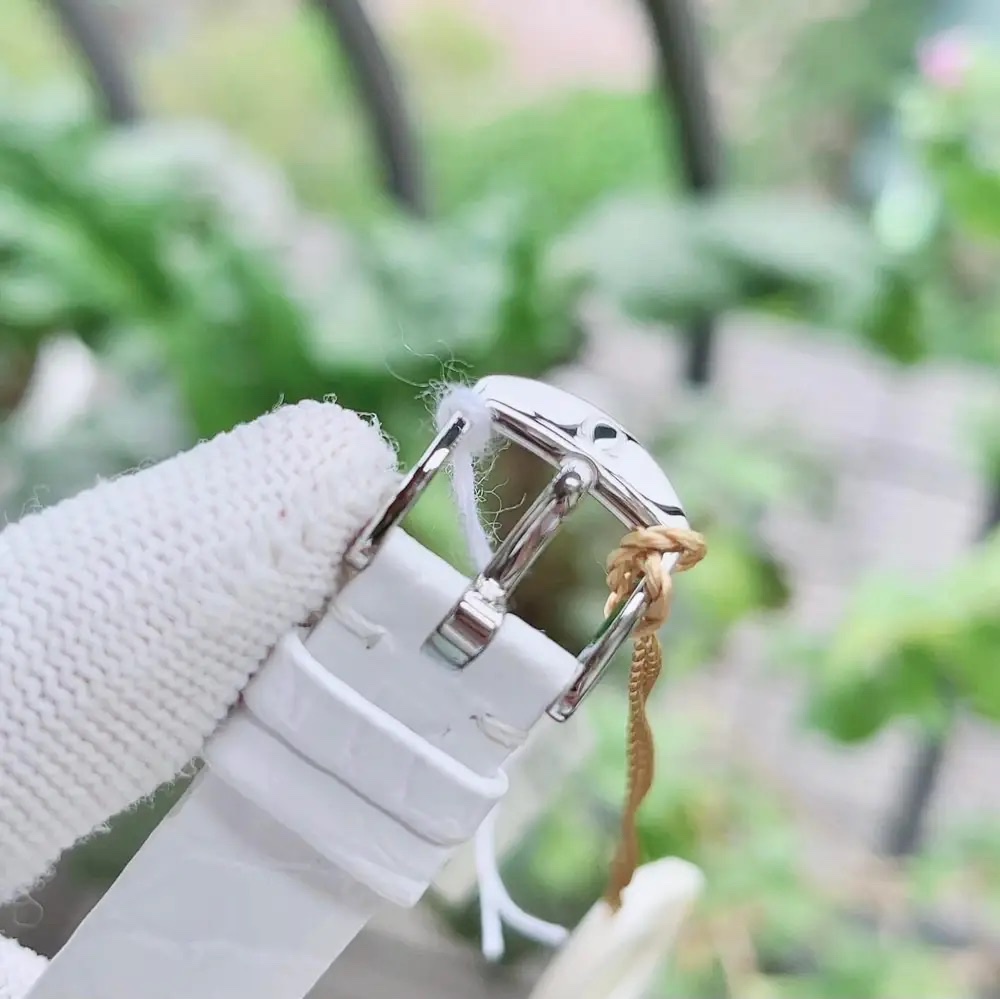 Đồng hồ Omega De Ville Prestige 424.18.27.60.55.001 – Tuyệt tác kim cương và khảm trai chuẩn Thụy Sĩ cho phái đẹp