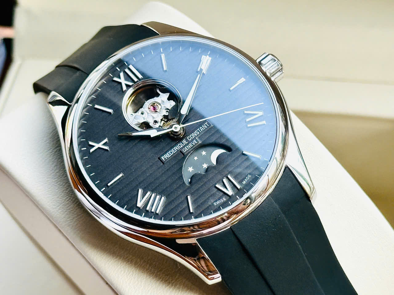 Đồng hồ Frederique Constant Moonphase FC-320DGS5B6 – Phiên bản hiếm dành riêng cho thị trường Nhật Bản
