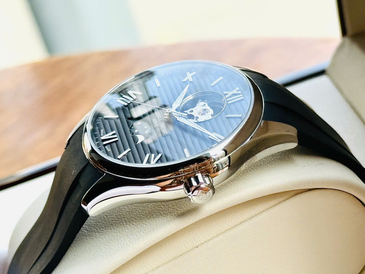 Đồng hồ Frederique Constant Moonphase FC-320DGS5B6 – Phiên bản hiếm dành riêng cho thị trường Nhật Bản