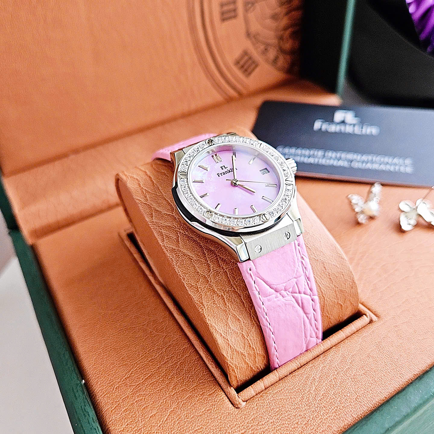 Đồng Hồ Franklin Fl24610 Ra Mắt Bộ Sưu Tập Mới – Thiết Kế Sang Trọng Lấy Cảm Hứng Hublot, Mặt Khảm Trai Đẳng Cấp