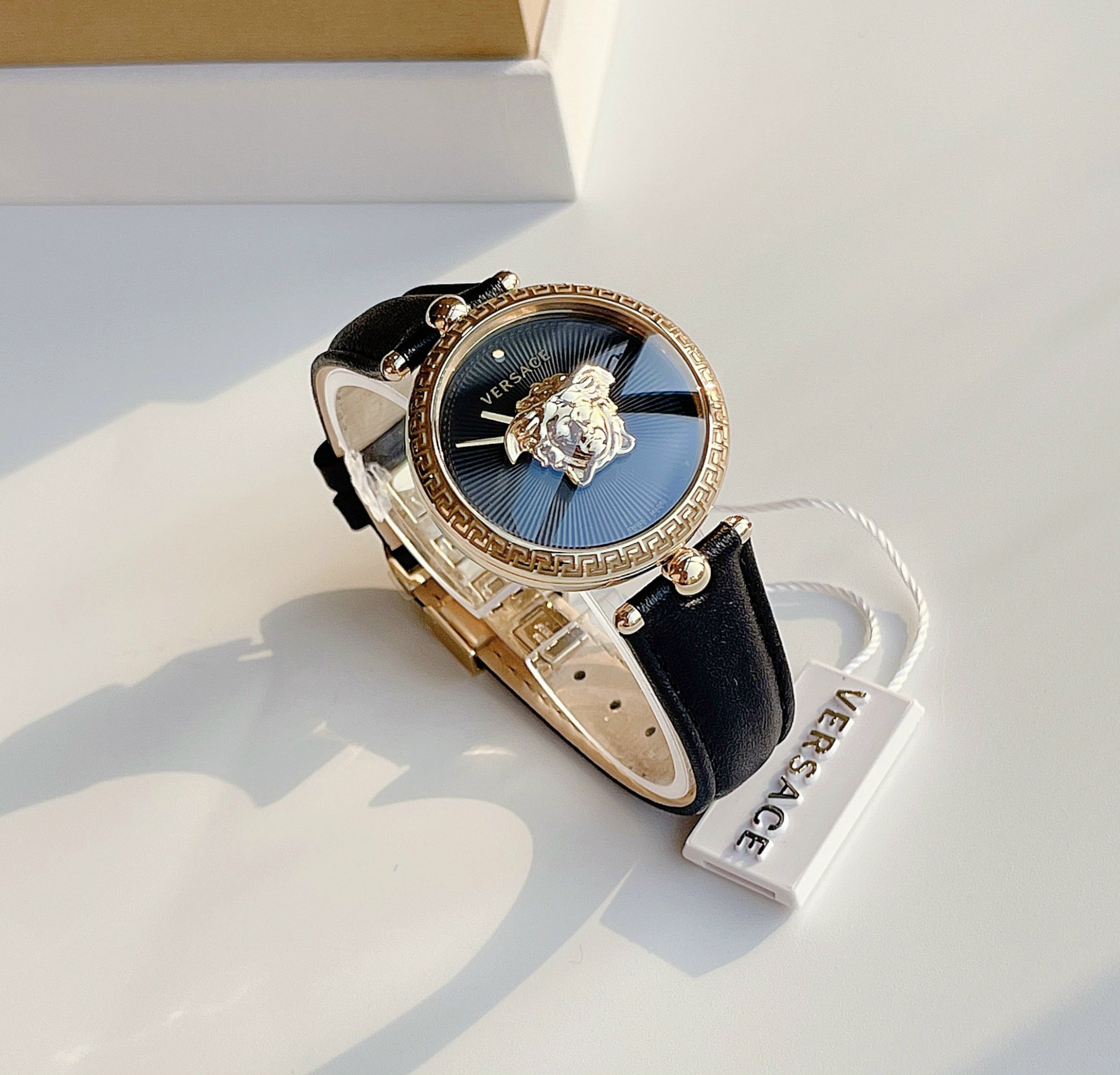 Đồng hồ Versace Palazzo Thiết kế kinh điển nhà VS với logo medusa đắp nổi cực độc đáo  Màu đen viền gold basic