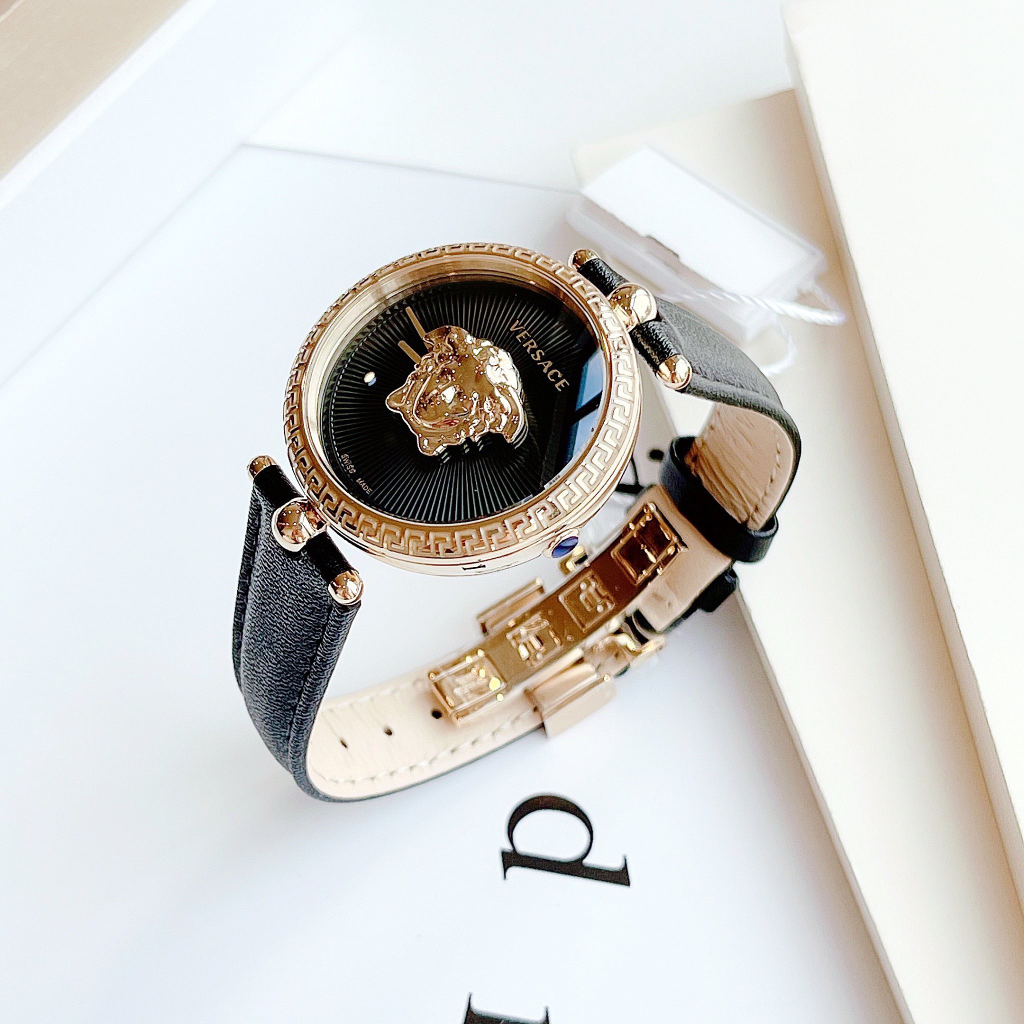 Đồng hồ Versace Palazzo Thiết kế kinh điển nhà VS với logo medusa đắp nổi cực độc đáo  Màu đen viền gold basic